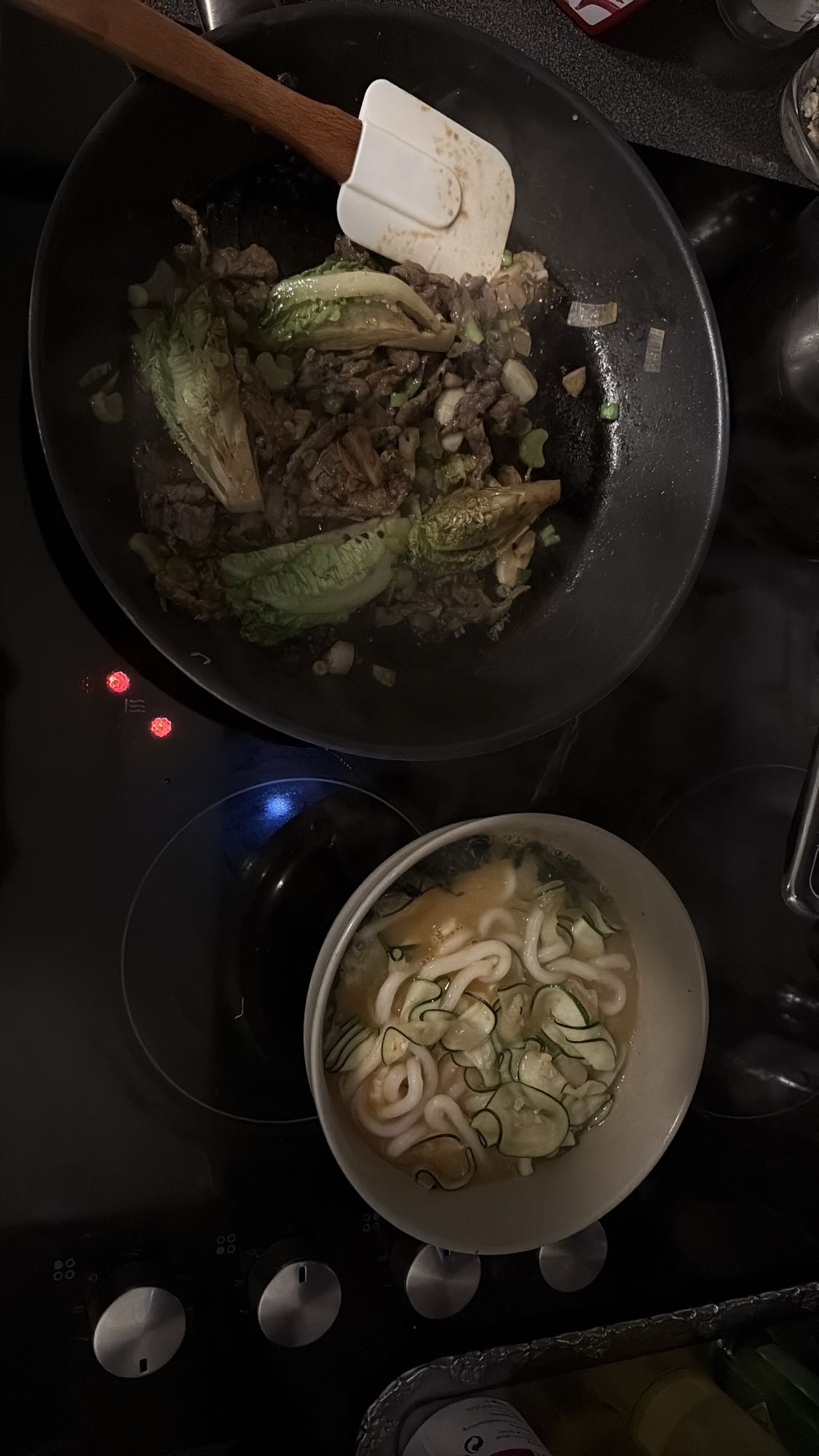 Nudelsoppa med biff och sallad