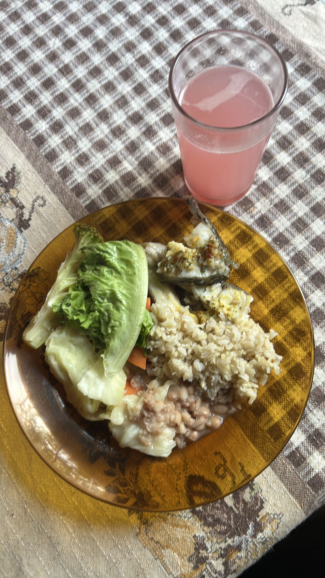 Peixe com arroz e legumes