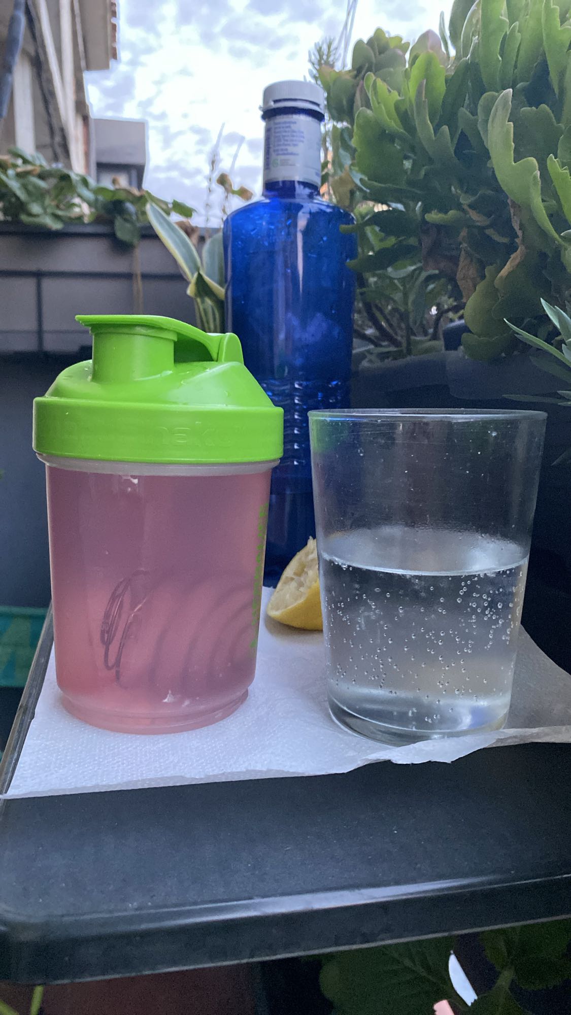 batido de proteína con agua con gas y limón
