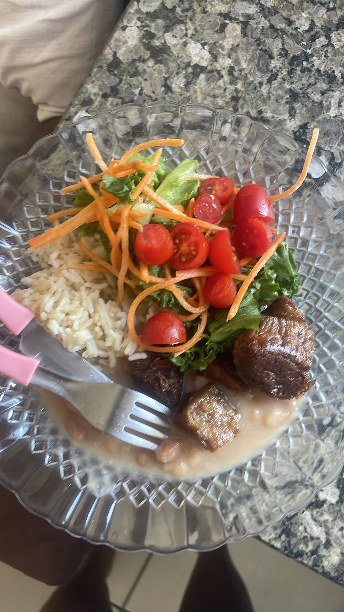 Arroz, carne e salada