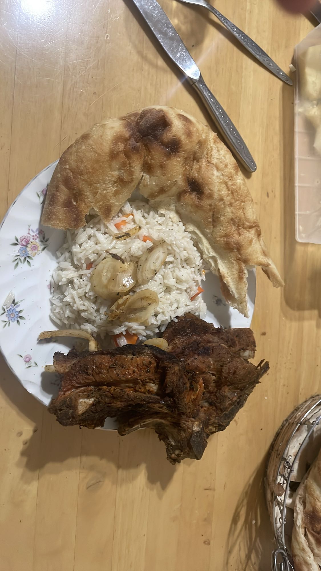 Плов с мясом и лепешкой
