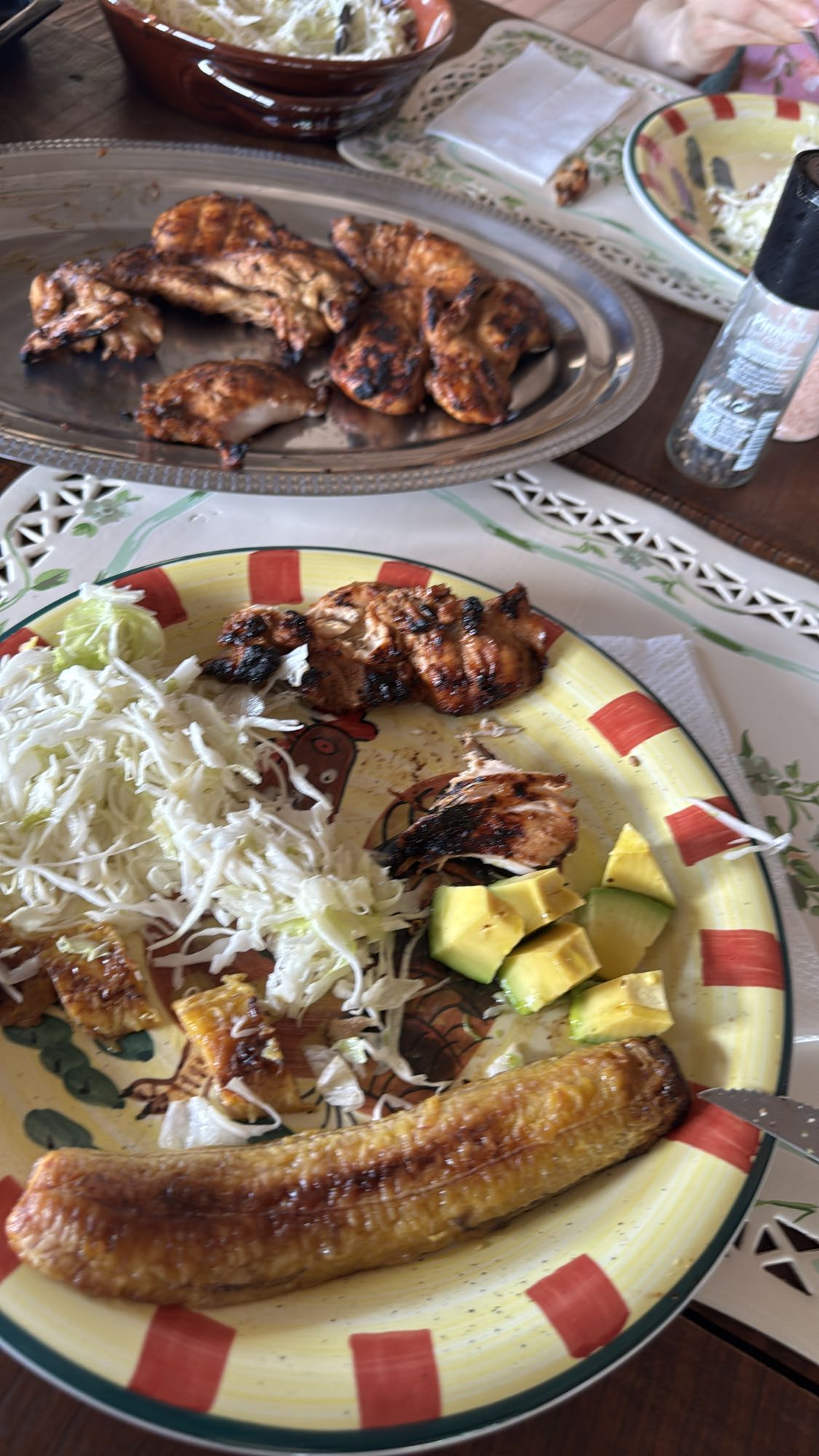 Pollo asado con plátano