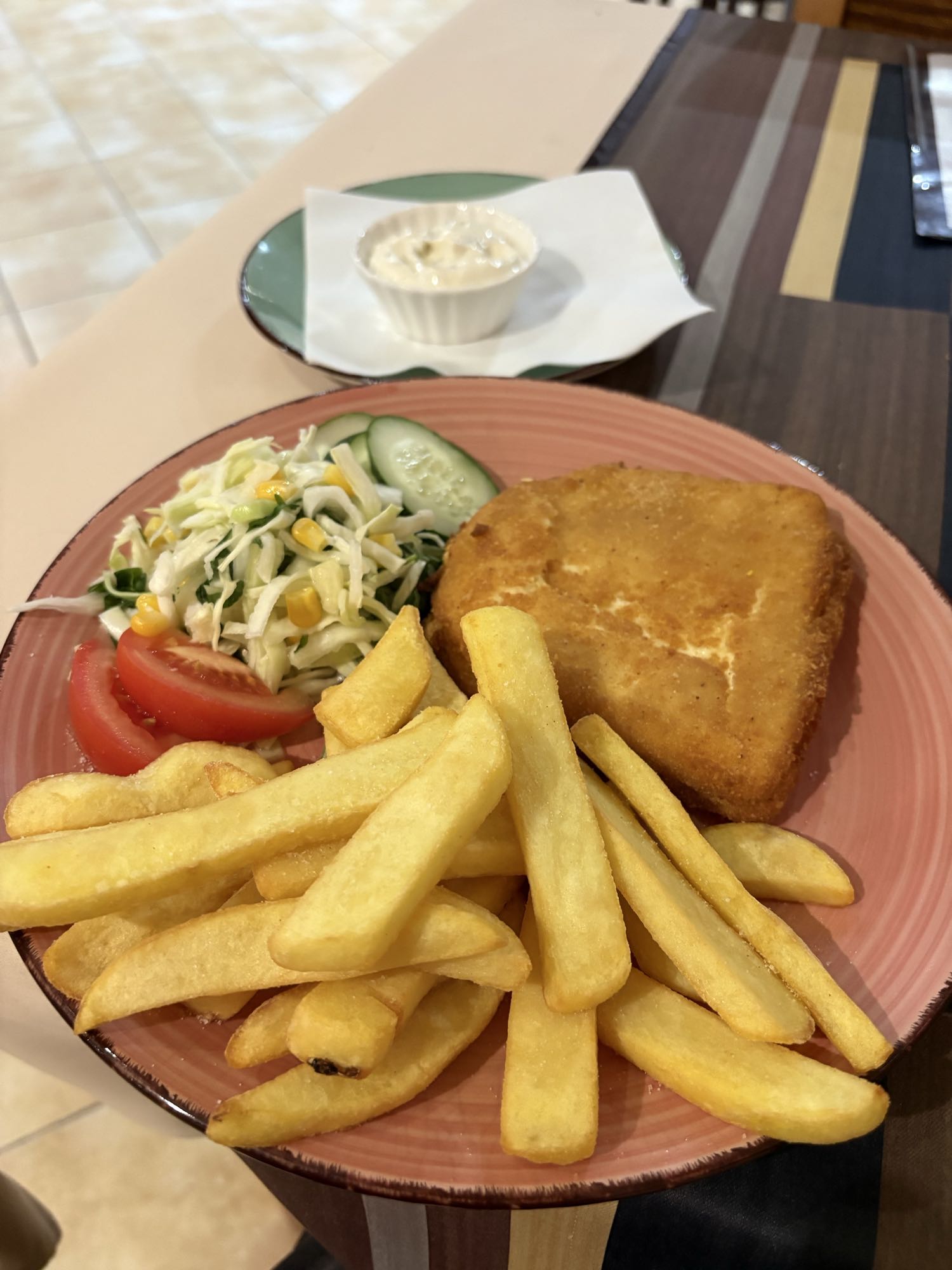 Vyprážaný syr s hranolkami