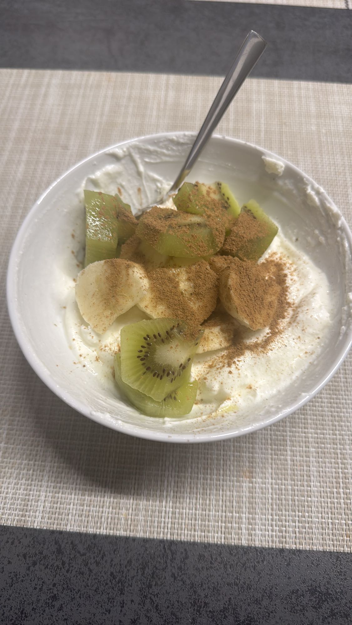 Yoğurtlu meyve kasesi