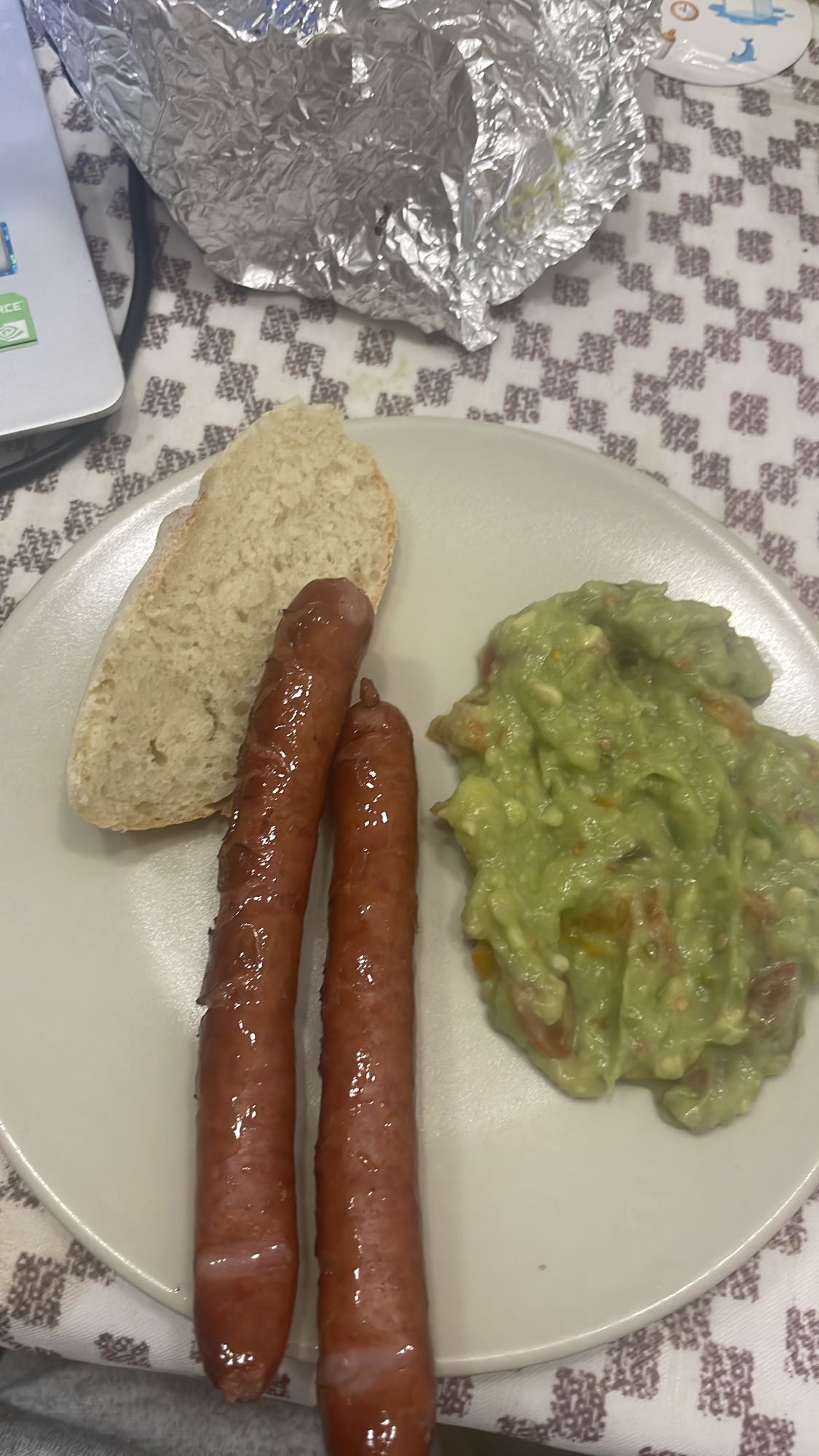 Crenvurști cu pâine și guacamole