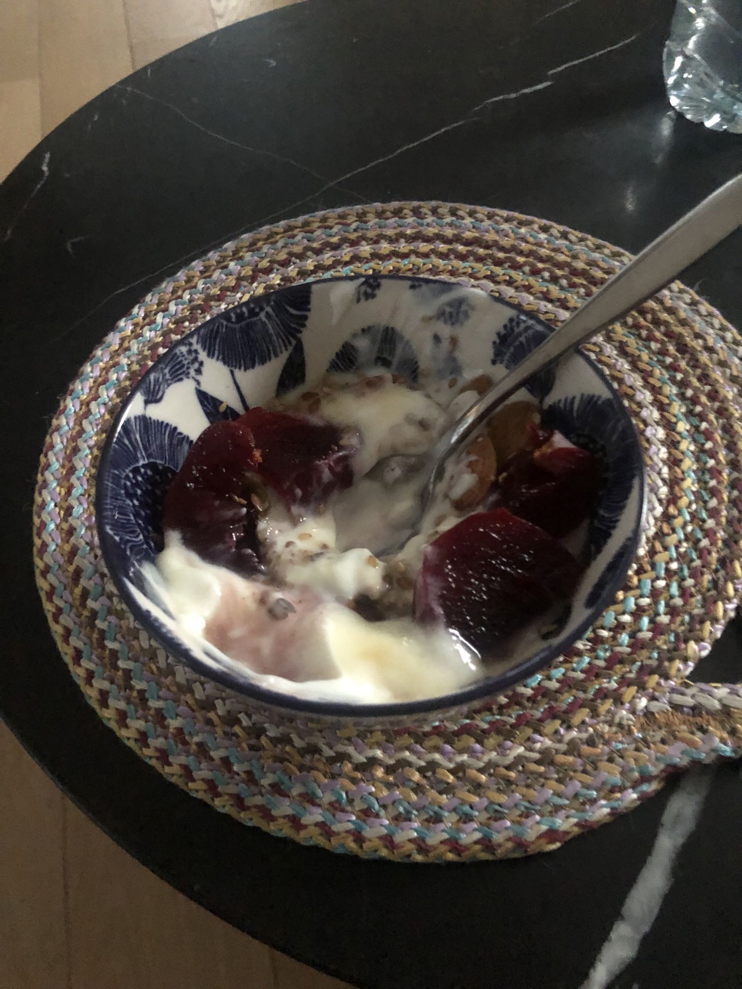 Yaourt aux fruits et granola