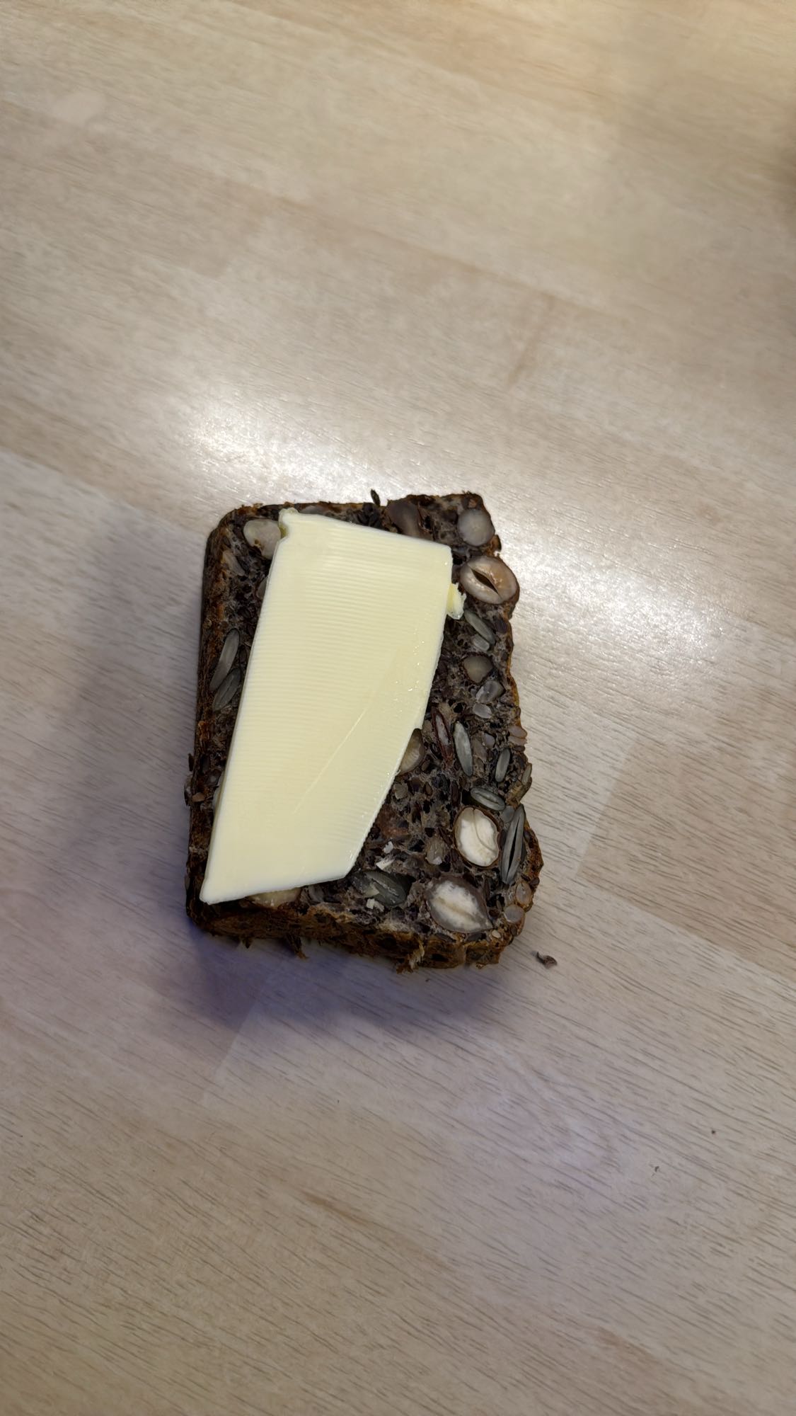 Nuss-Samenbrot mit Butter und Maggie