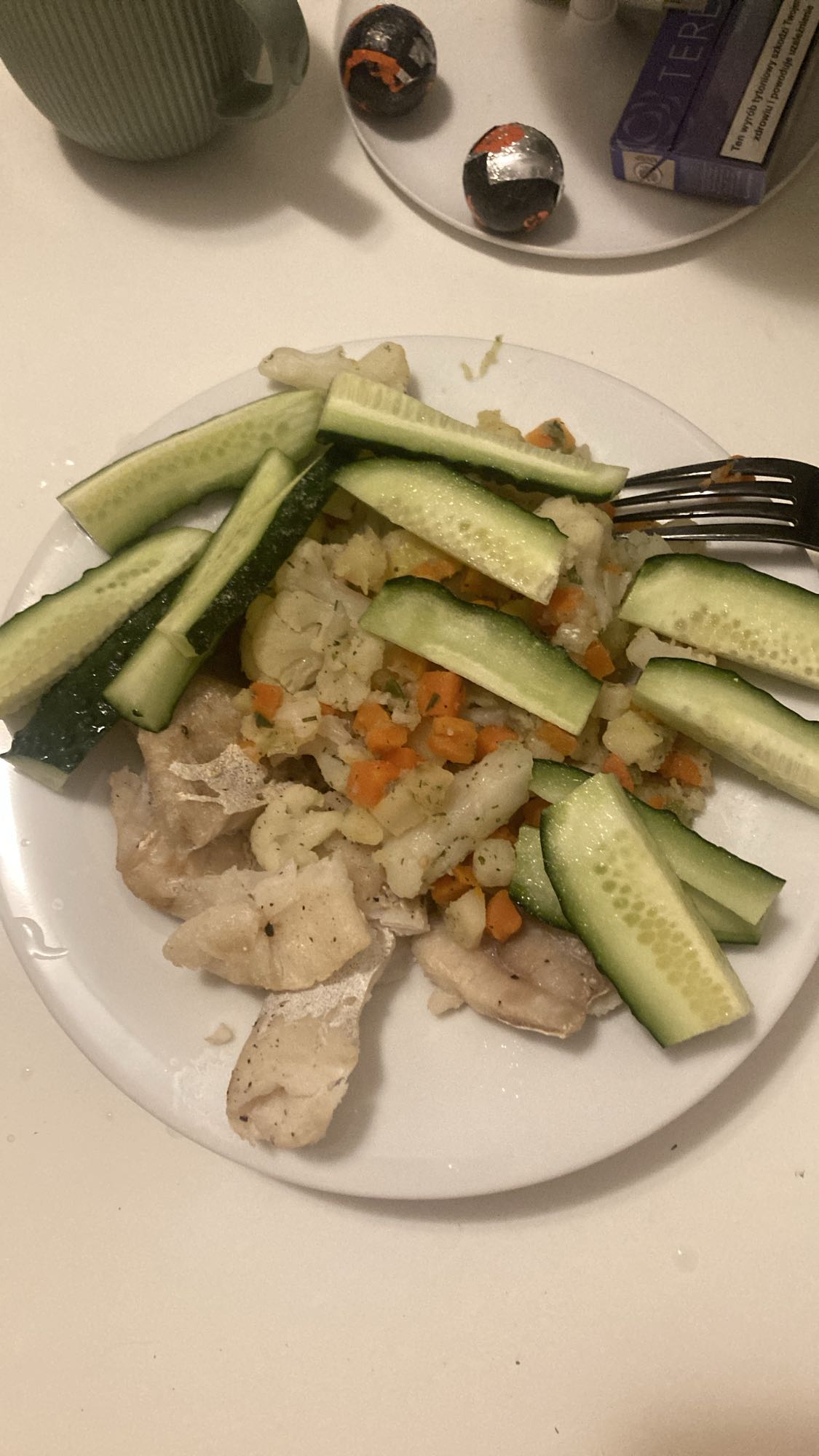 Fish with veggies and cucumber