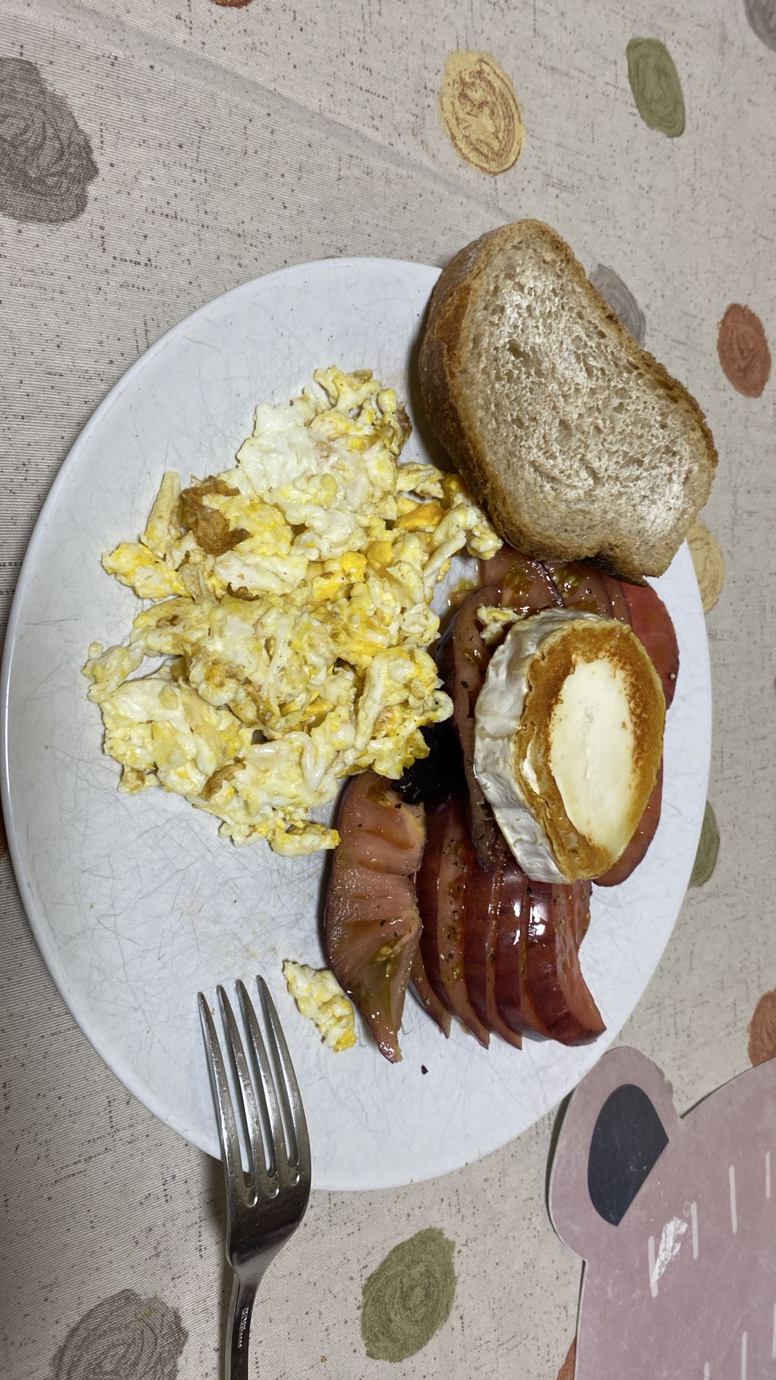 Desayuno con huevo, claras, tomate y pan de espelta