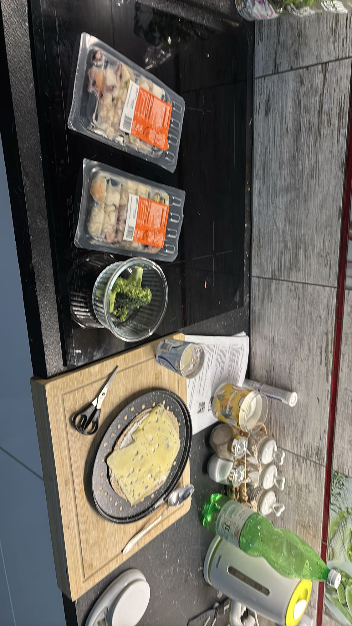 kanapka z serem i owocami morza