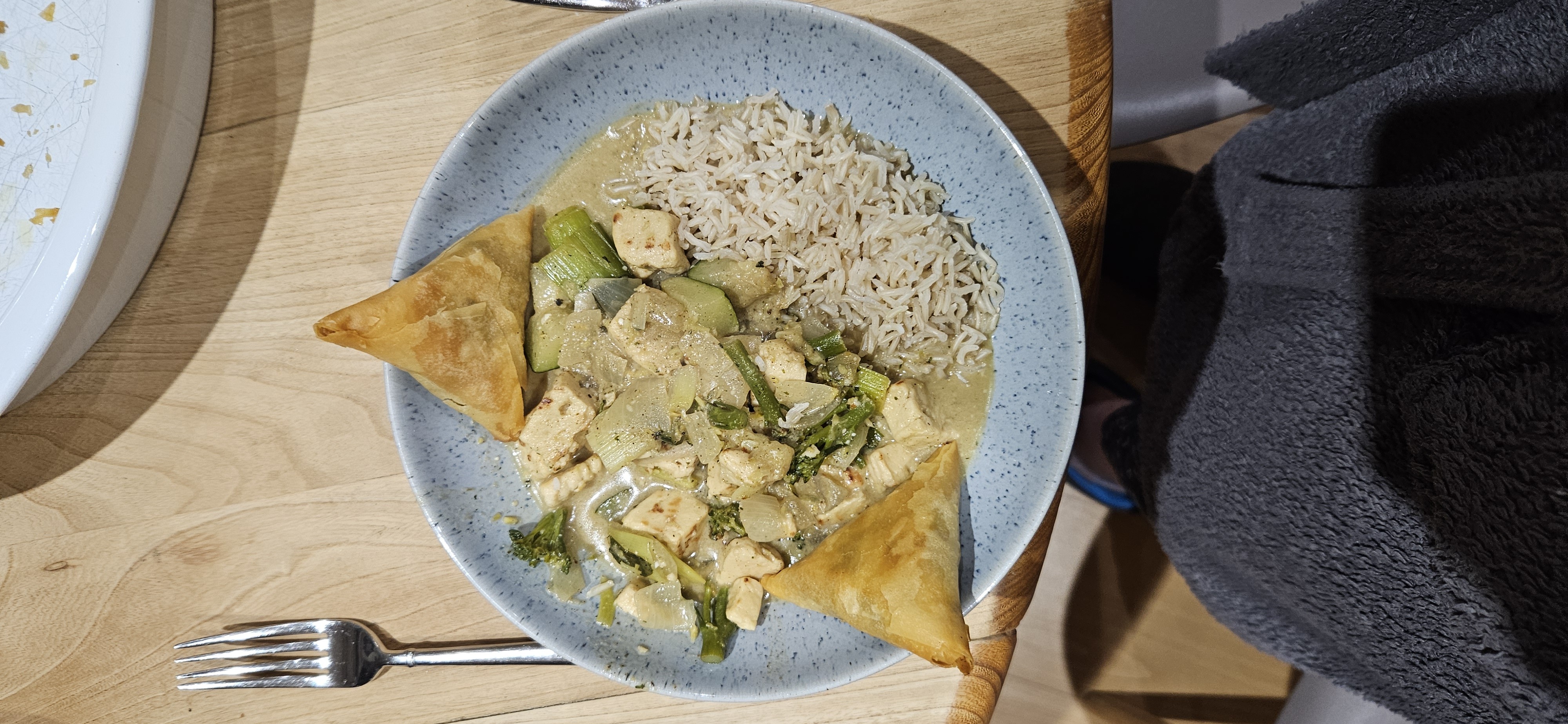 Tofu curry with rice and samosas