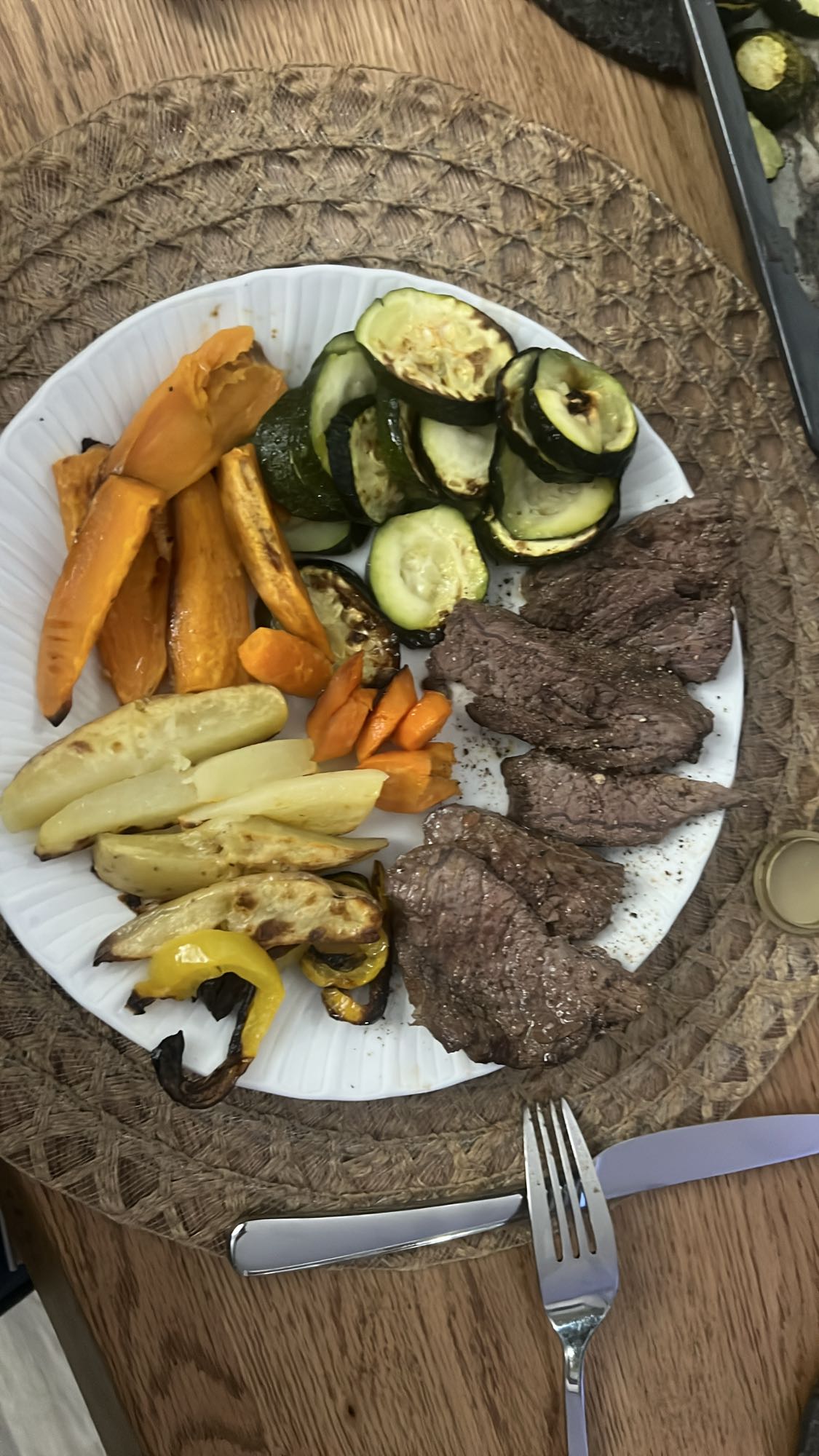 Grillet kød med grøntsager