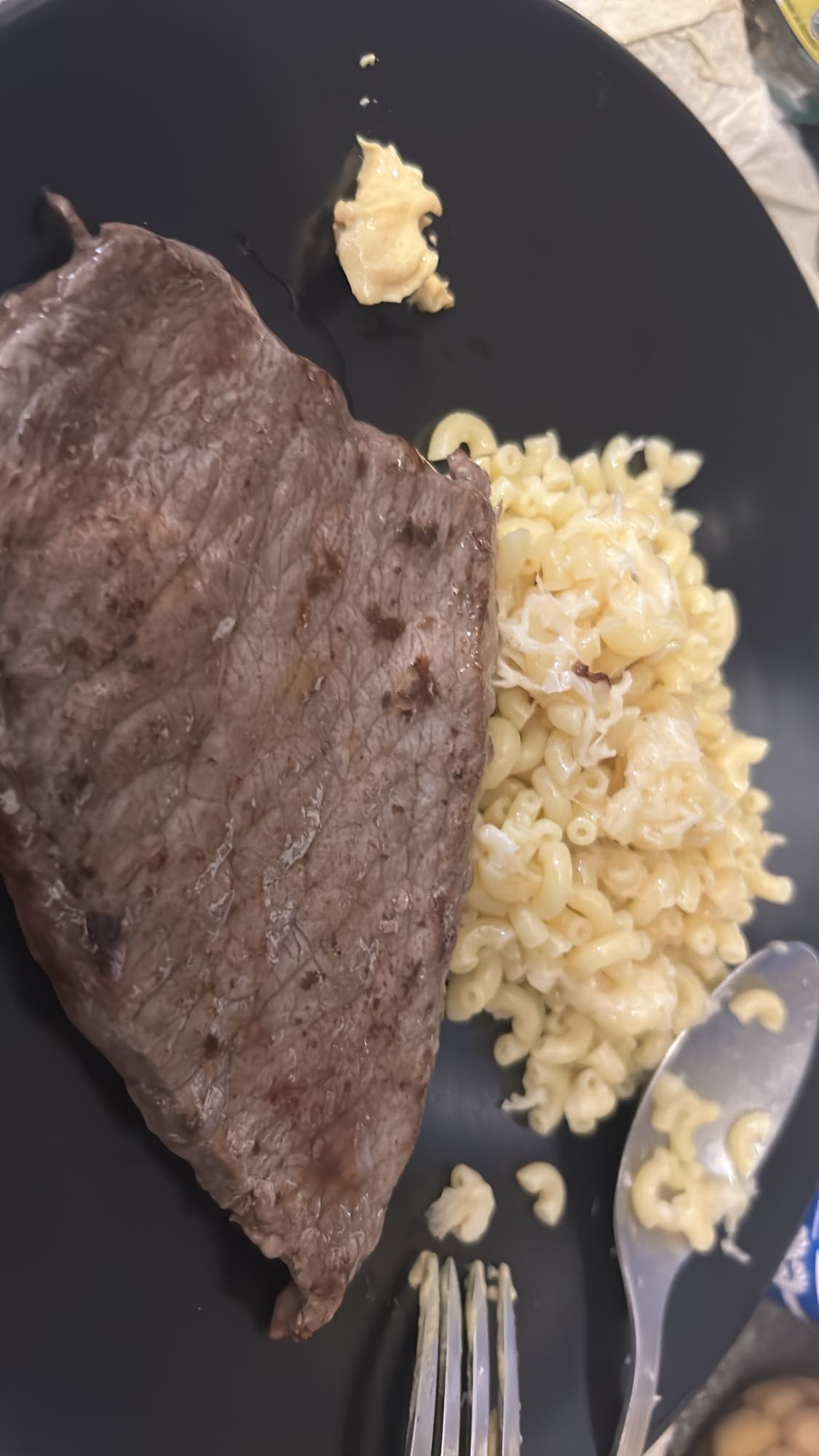 Coquillettes au beurre fromage et bifteck