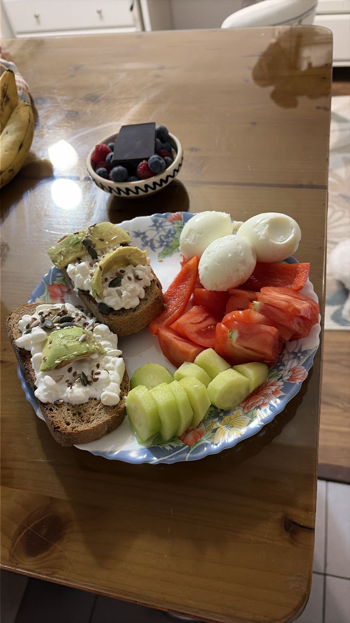 Mic dejun sănătos cu ouă, avocado și desert fructat