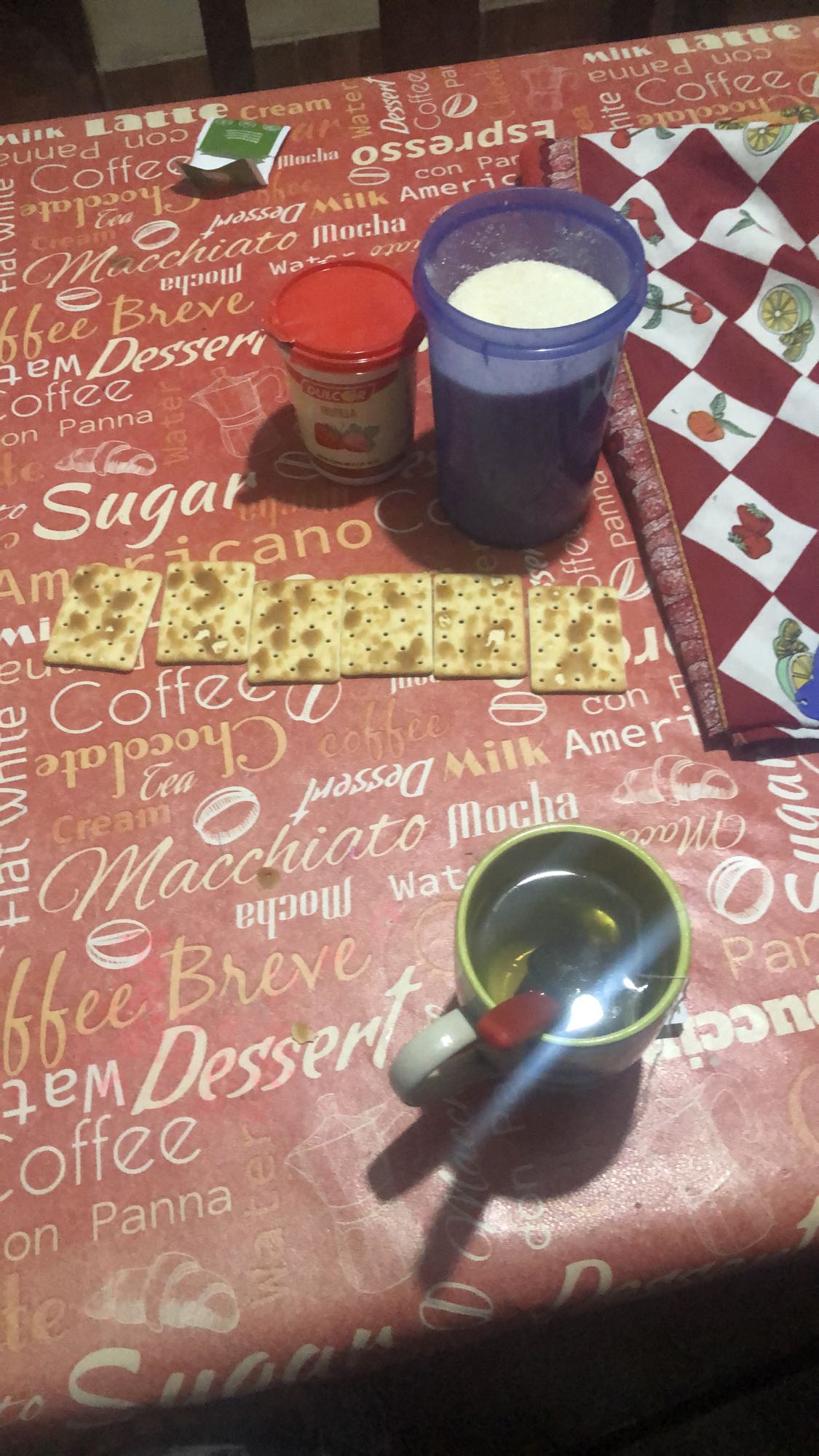 Galletas con yogur y té