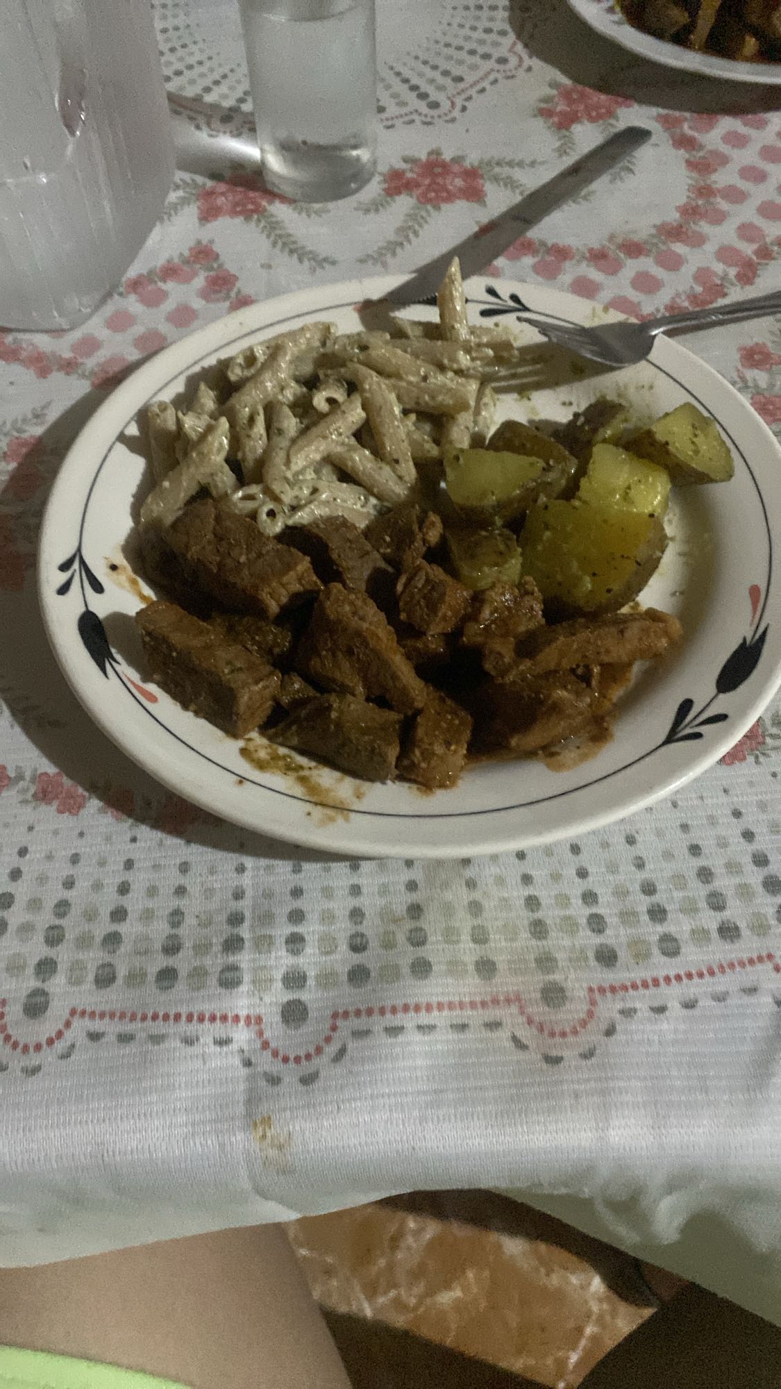 Pasta con carne y papas