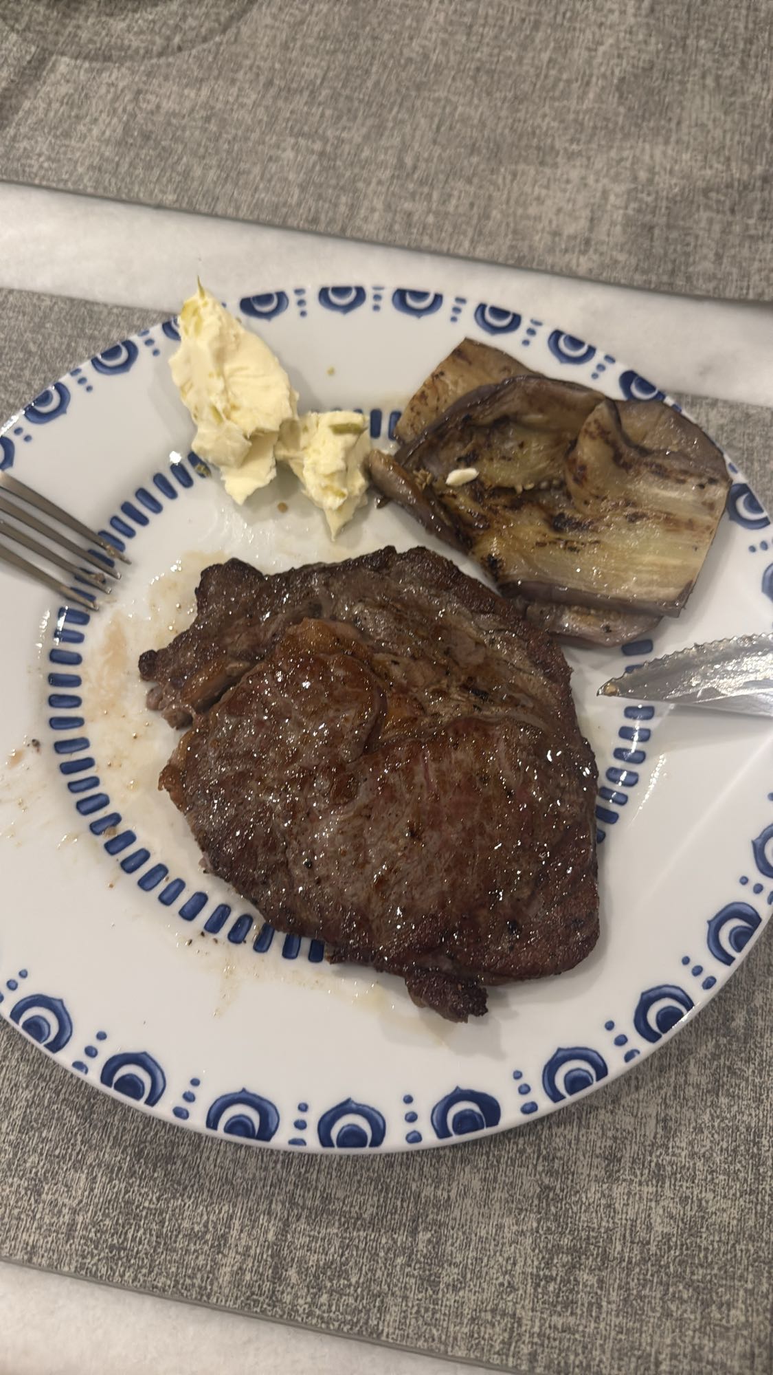 Bistec con berenjena y mantequilla