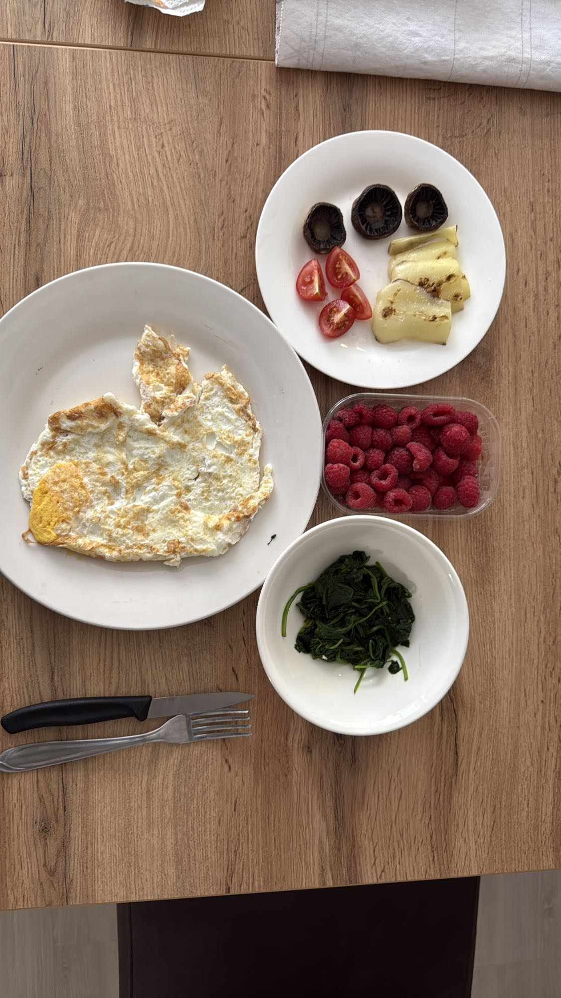 Mic dejun cu ouă și legume