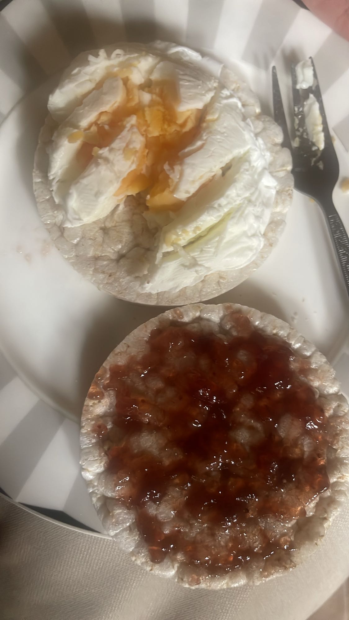 Rice cakes with egg & jam