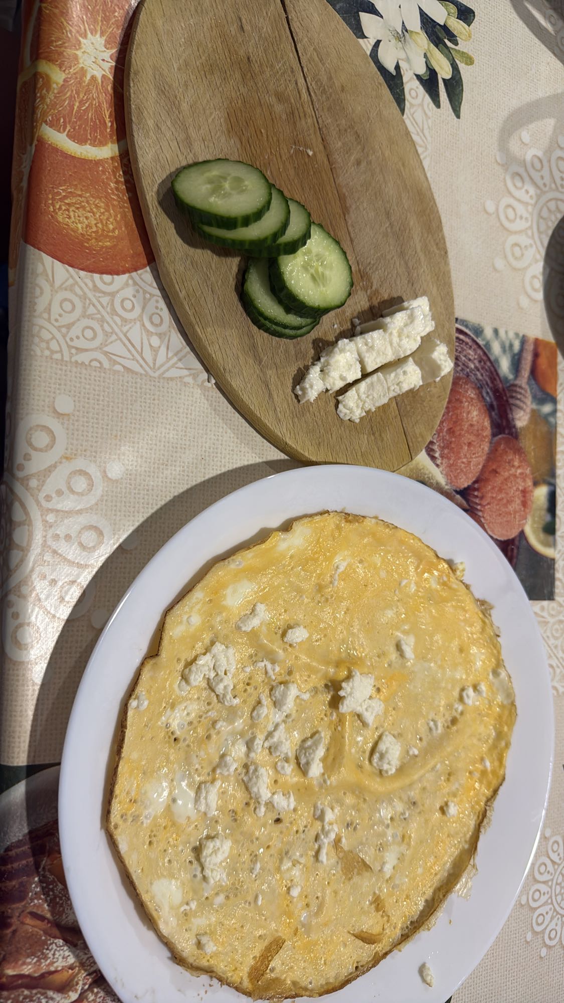 Omletă cu brânză și castraveți