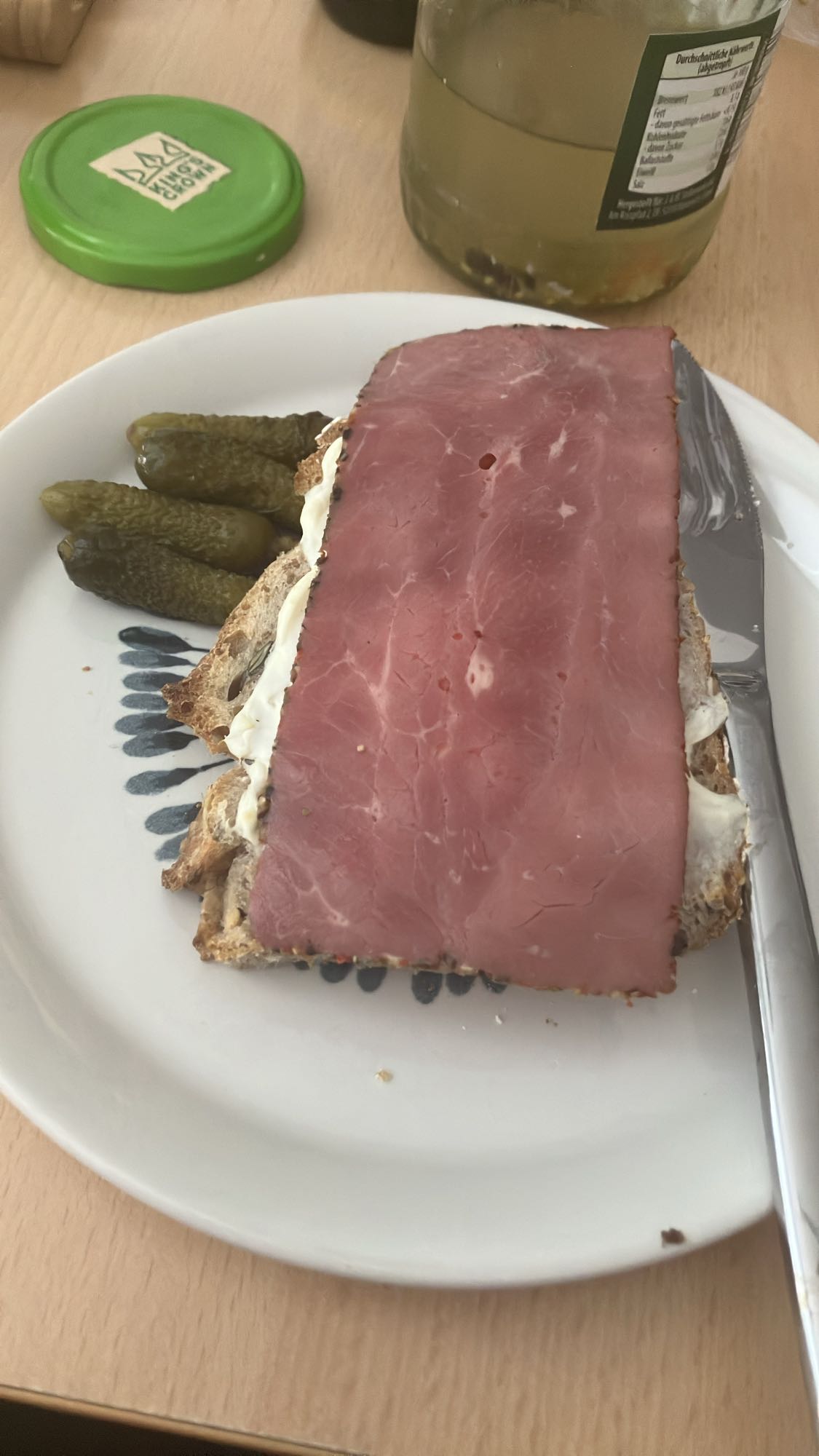 Pão com carne e picles