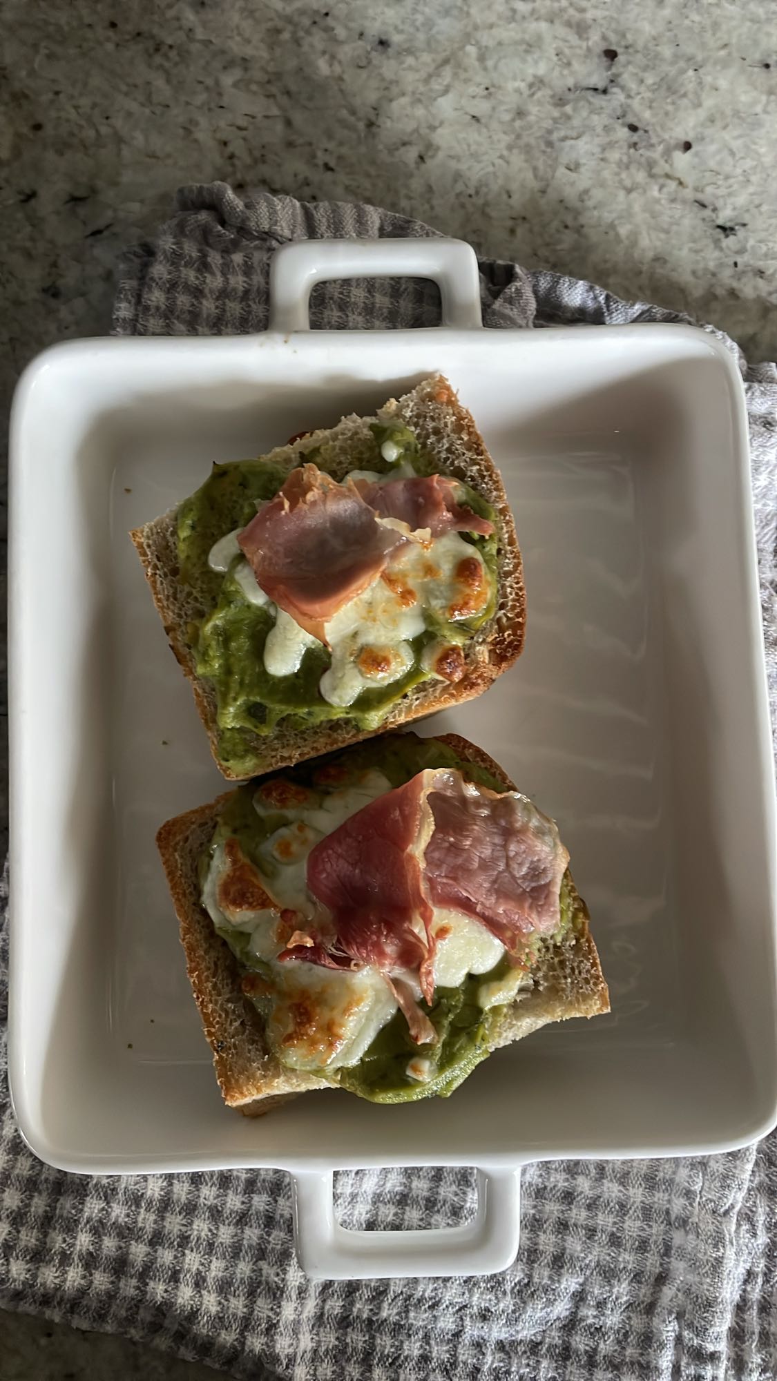 Grzanki z szynką i pesto