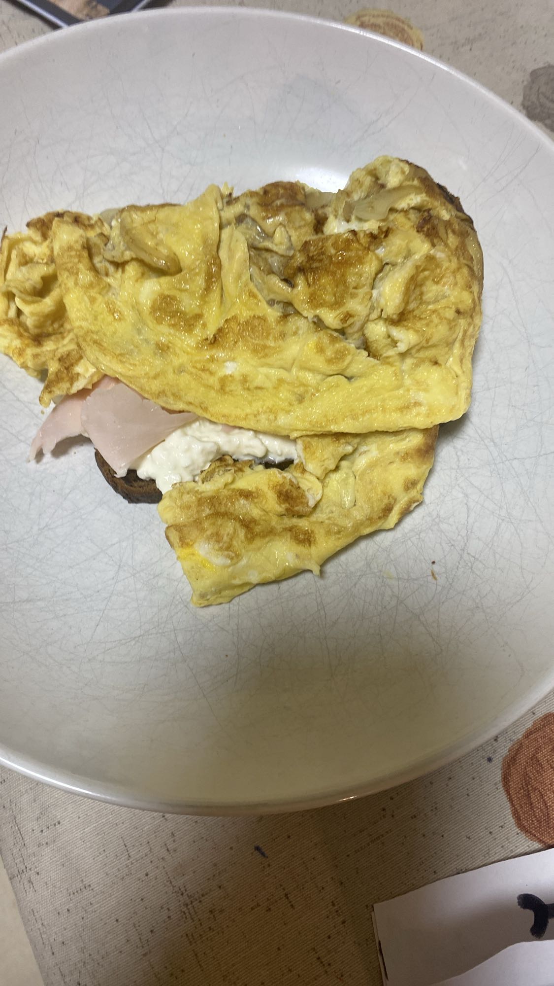 Tortilla con jamón y queso