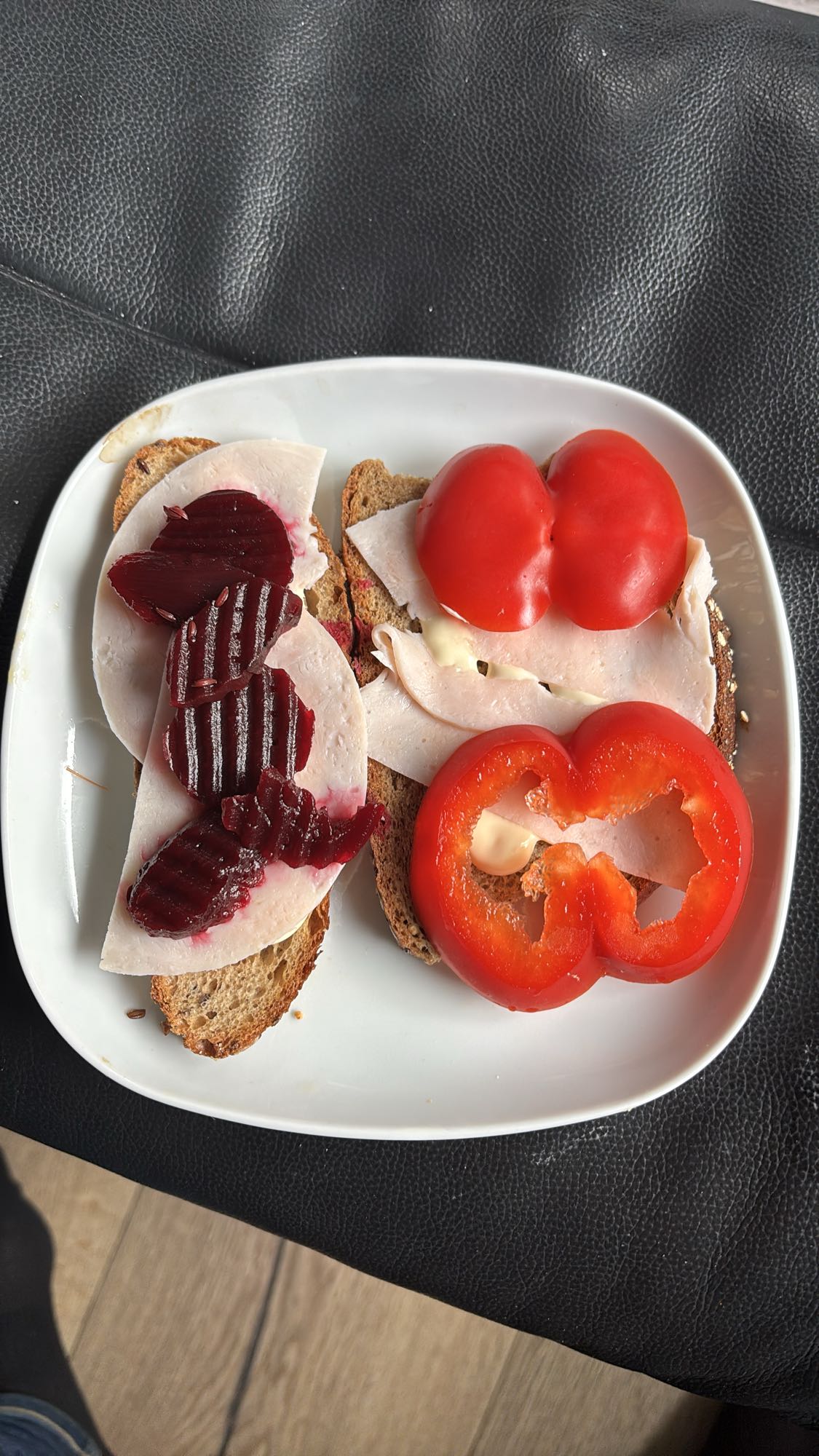 Grovbrød med kalkun og grønnsaker