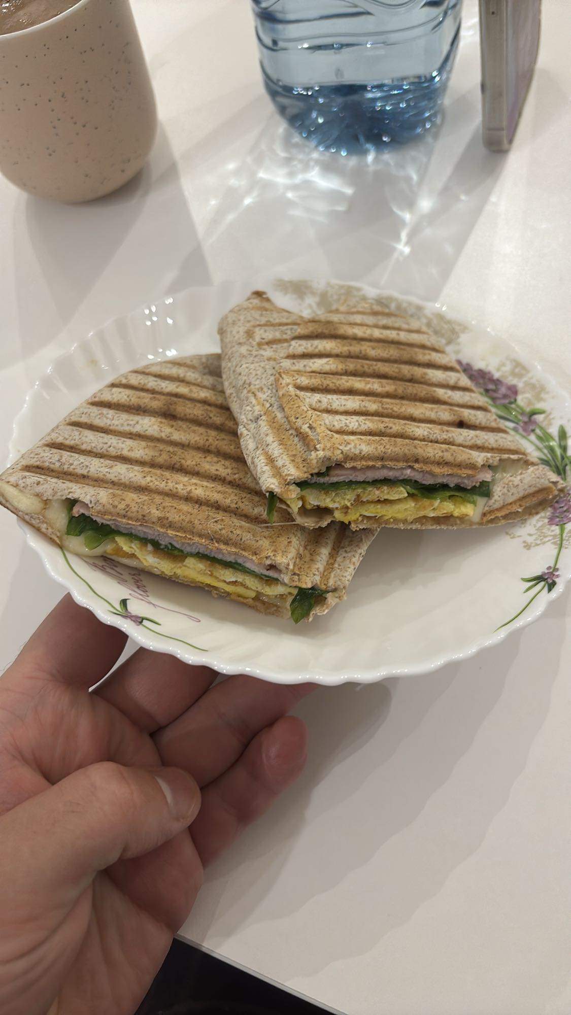 Kanapka z jajkiem i szynką