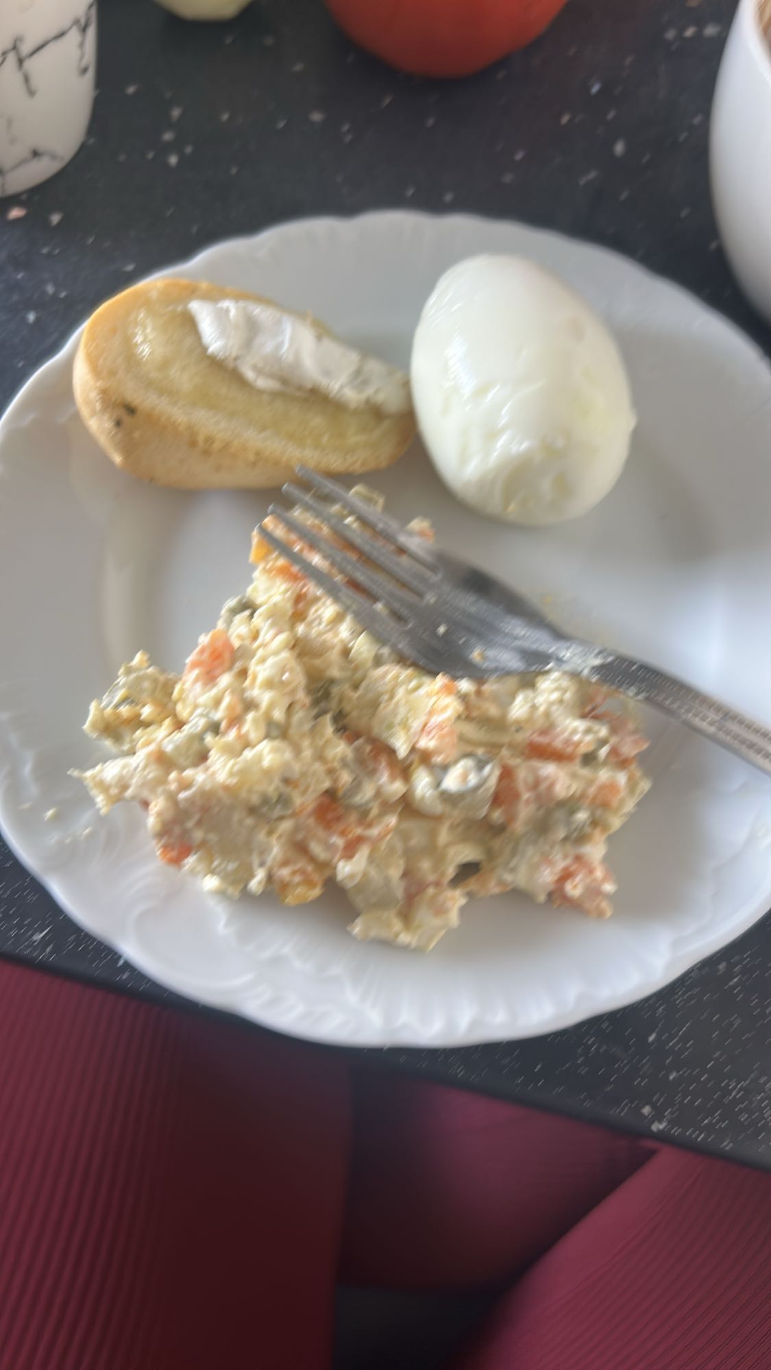 Jajko z sałatką i grzanką