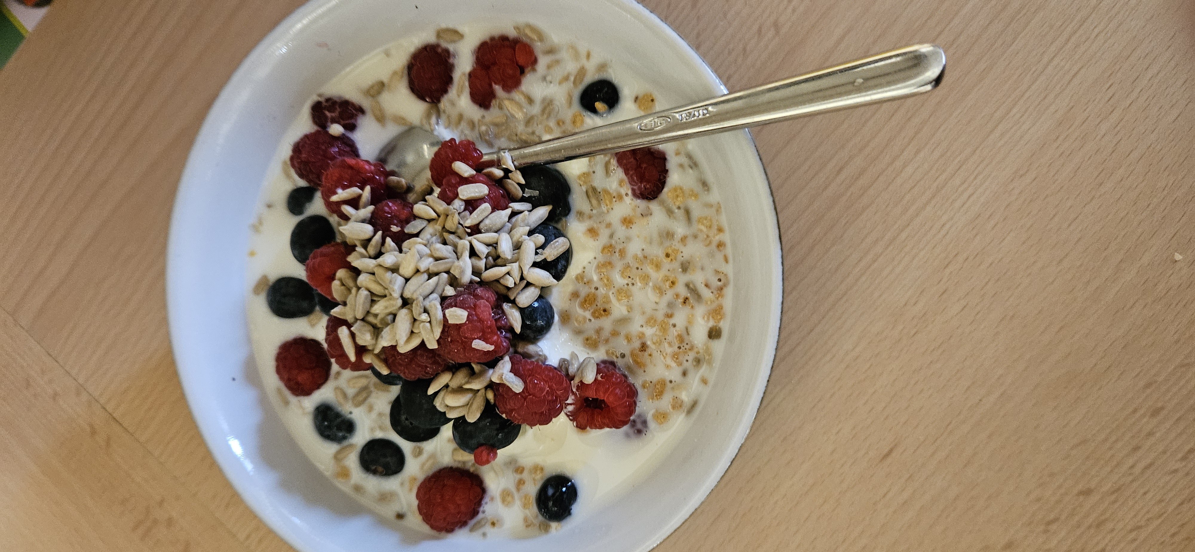 Berry oat yogurt bowl