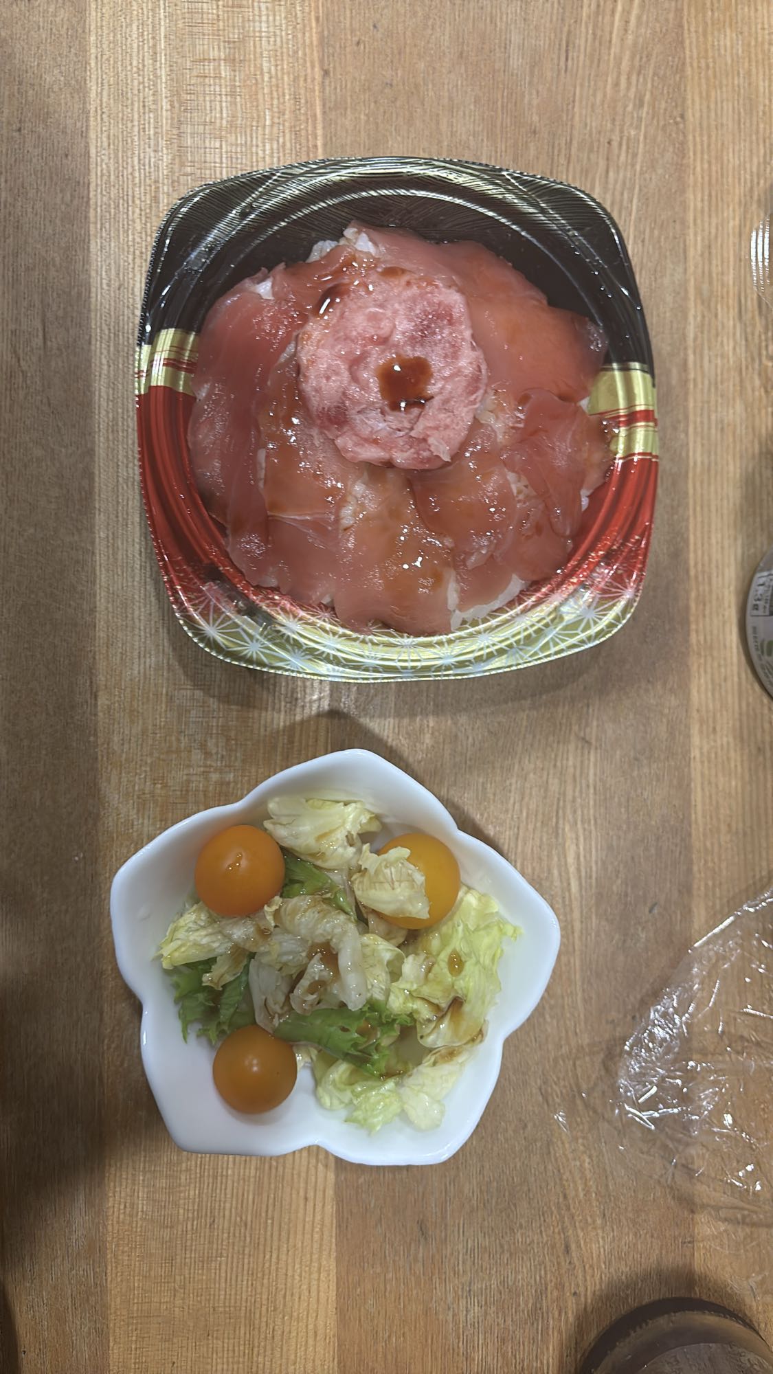 まぐろ丼とサラダ