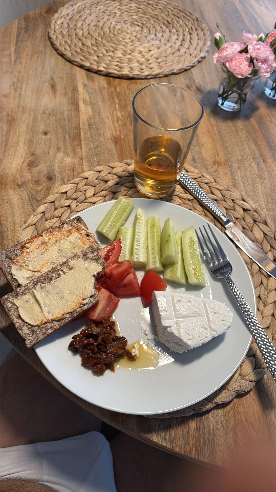 Śniadanie z warzywami i serem