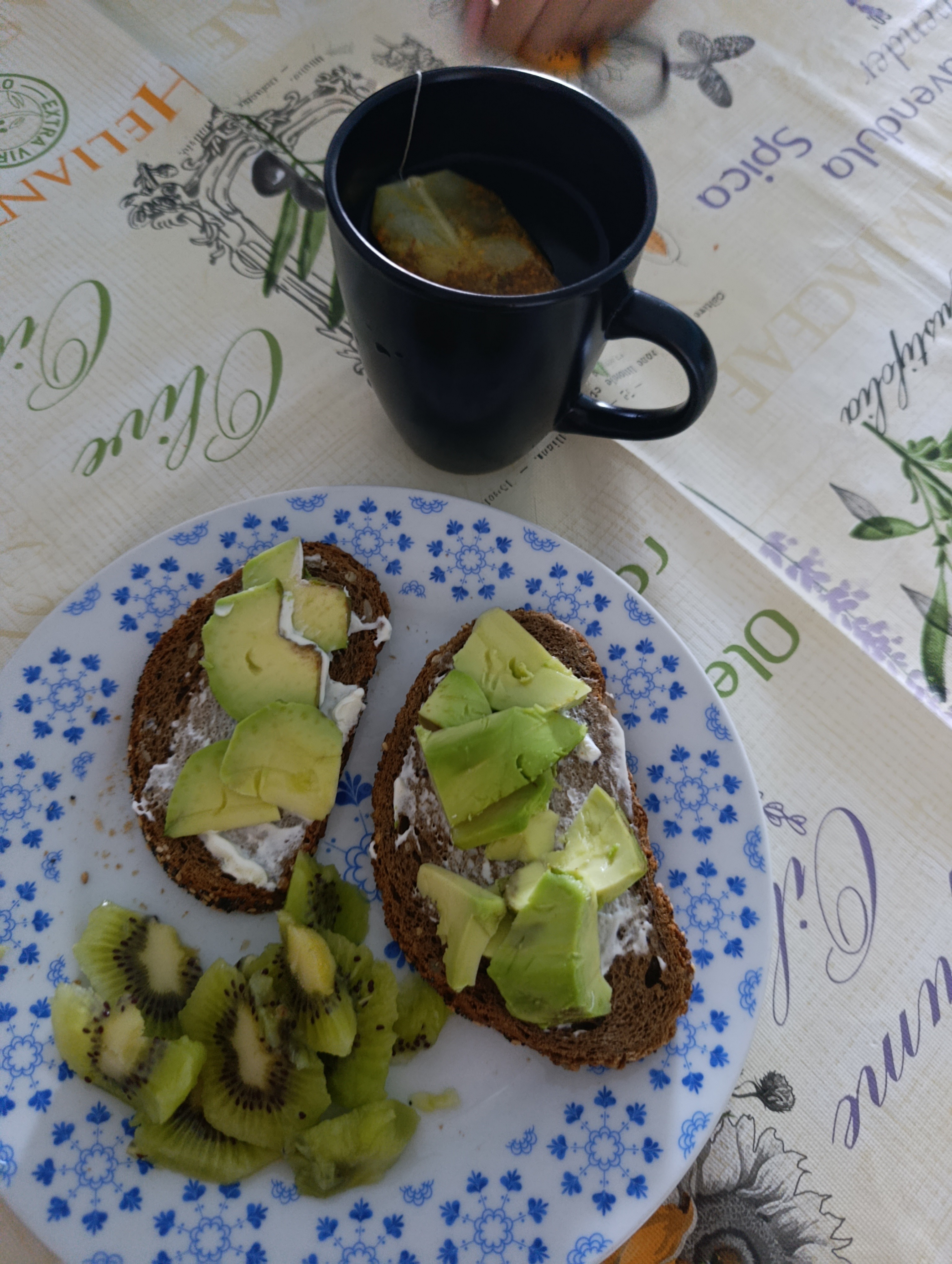 Tostadas con aguacate y kiwi