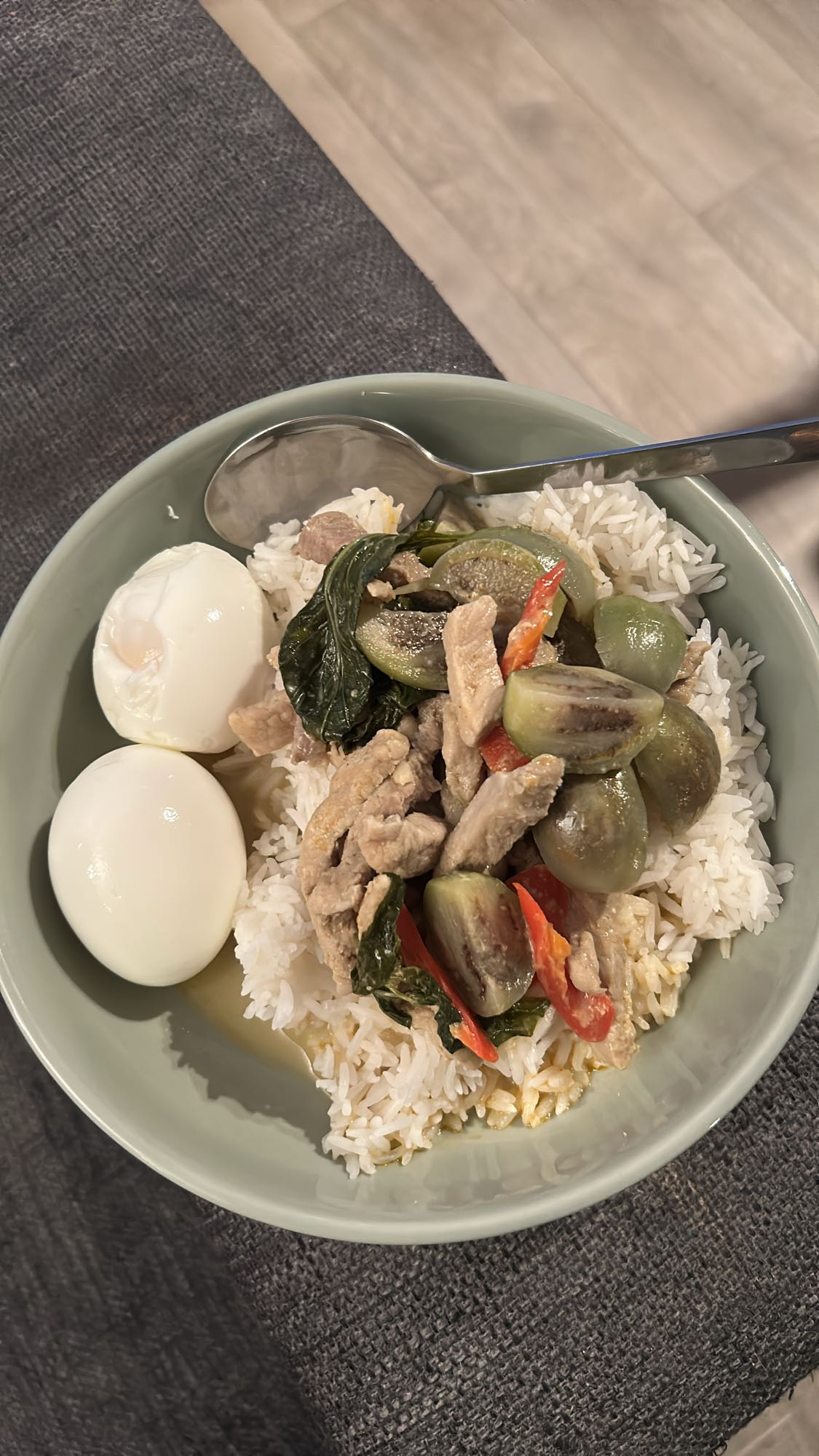 Ris med svinekjøtt og egg