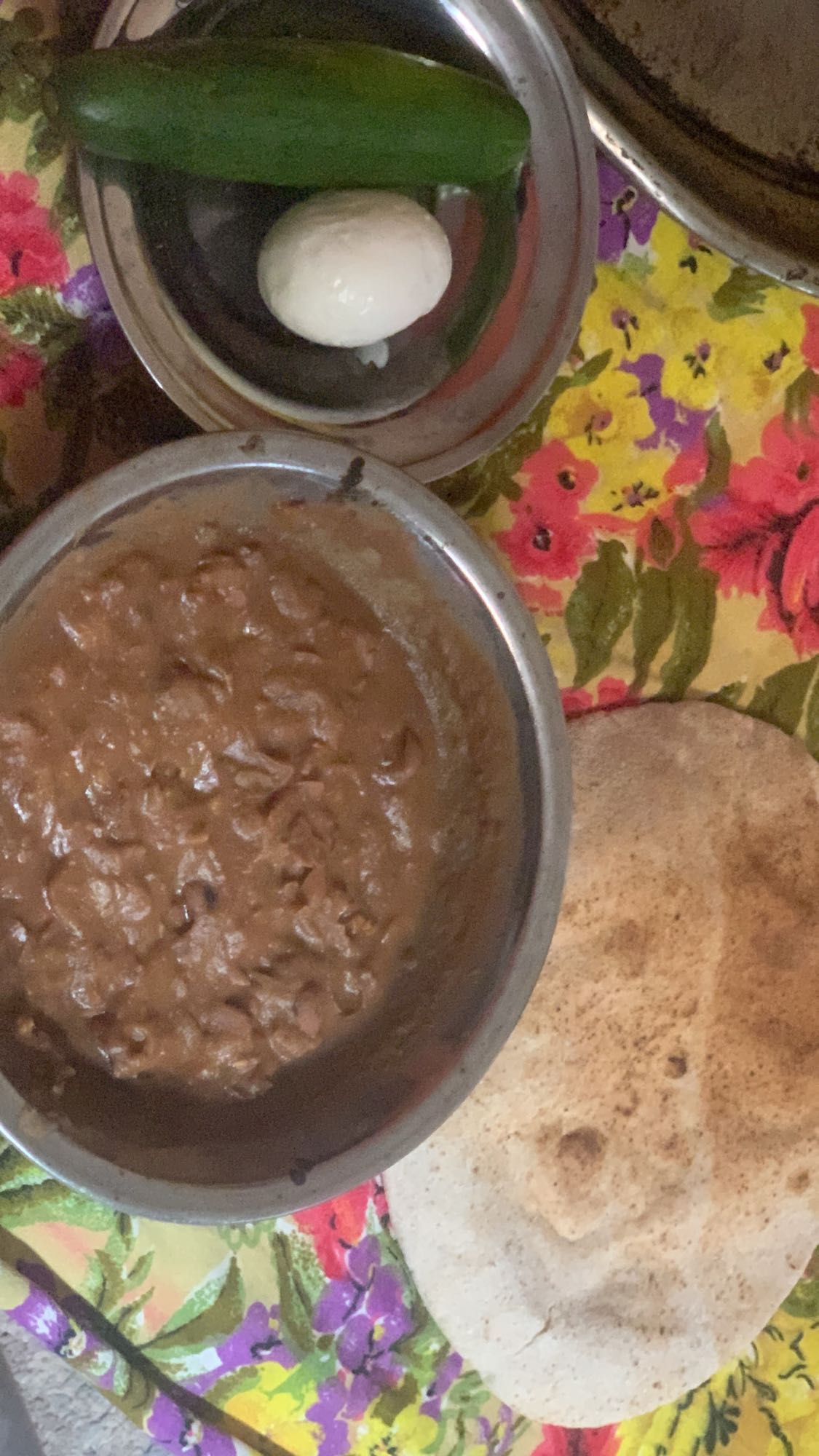 فول مع خبز وبيض وخيار