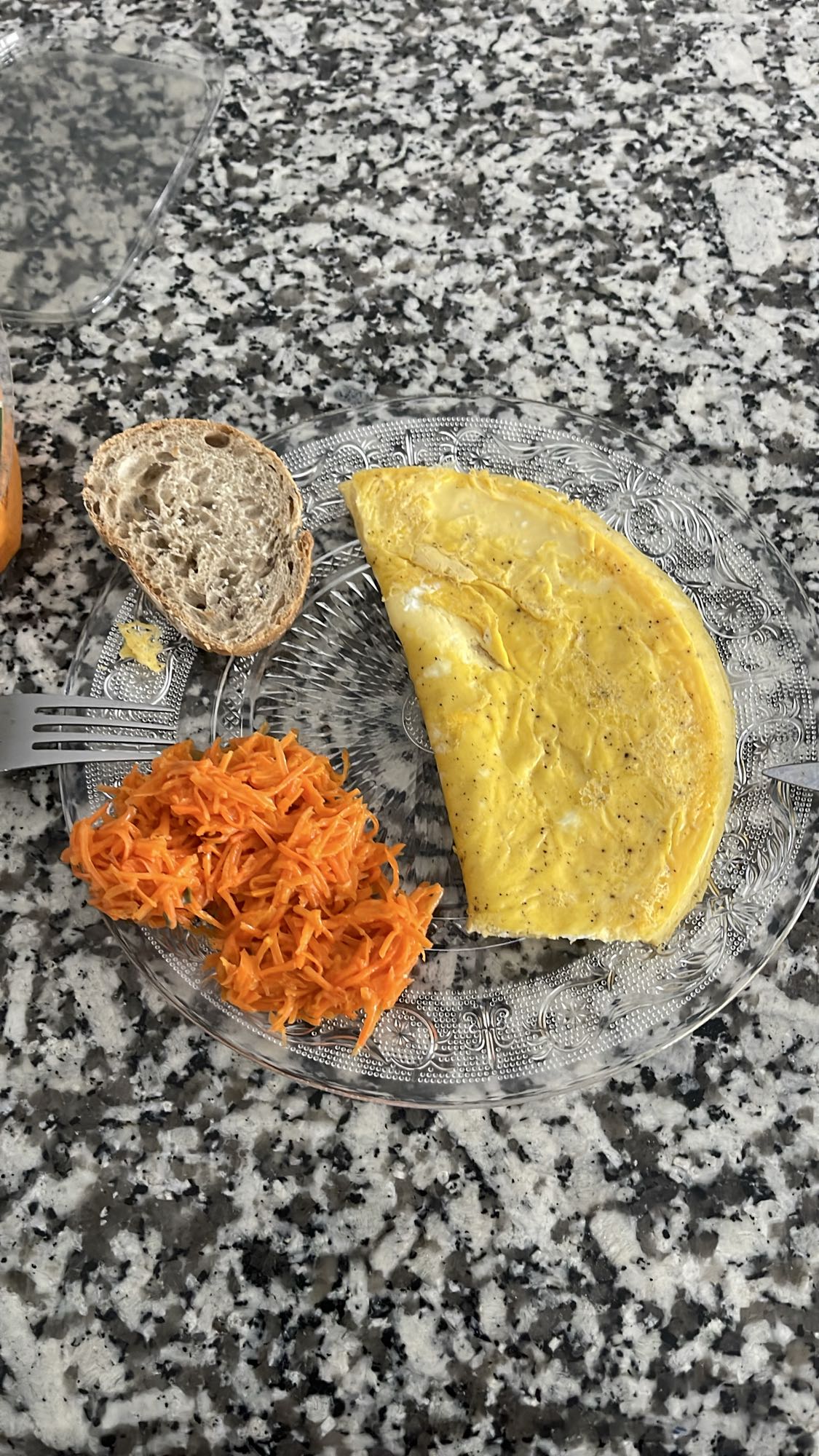 Omelette et carottes râpées
