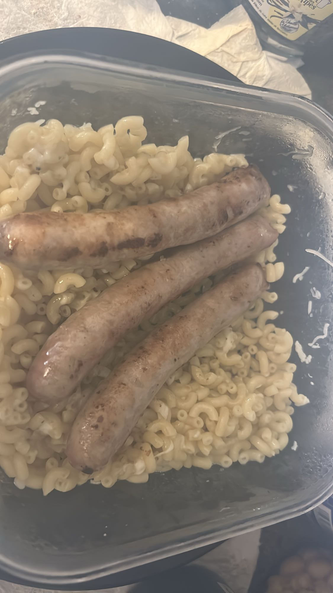 Coquillettes au beurre fromage chipolatas