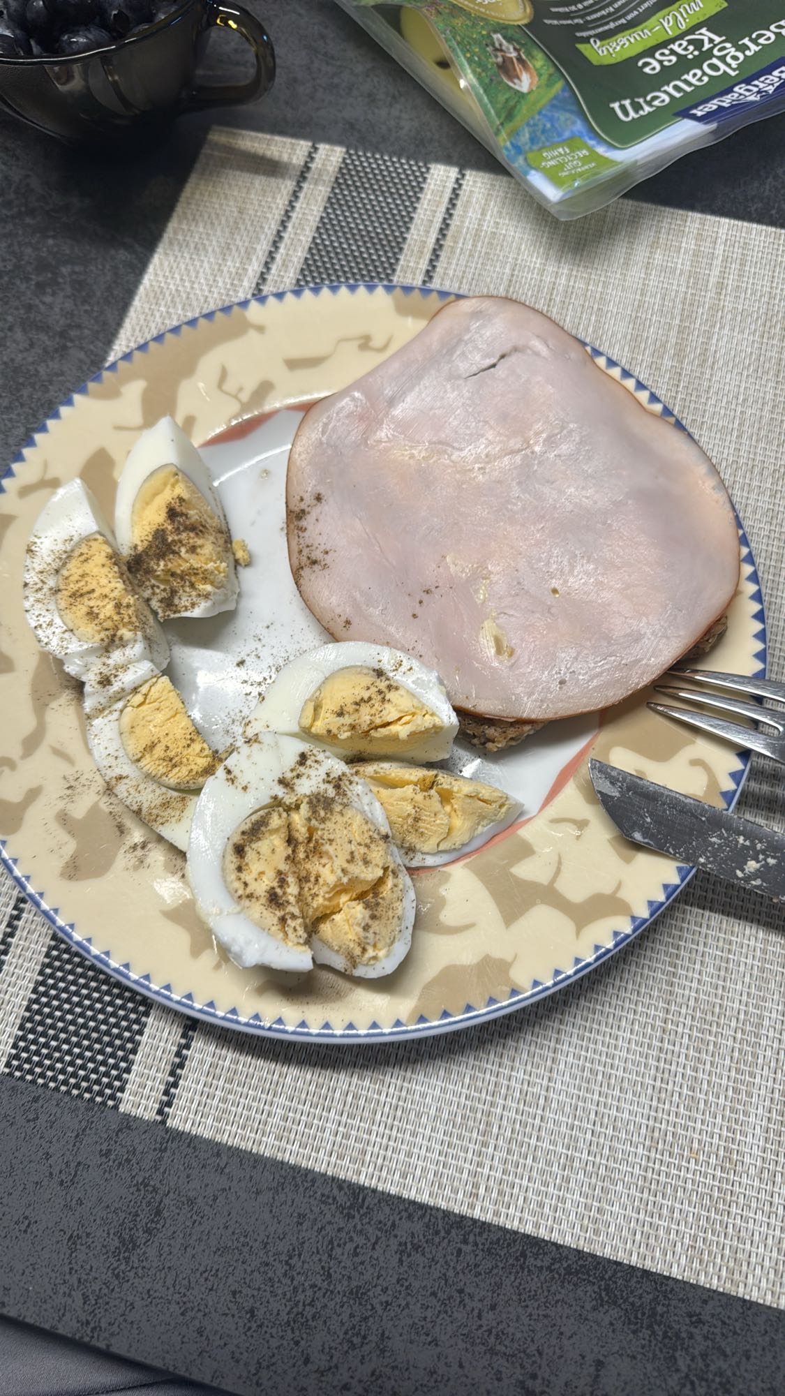 Gekookte eieren en ham