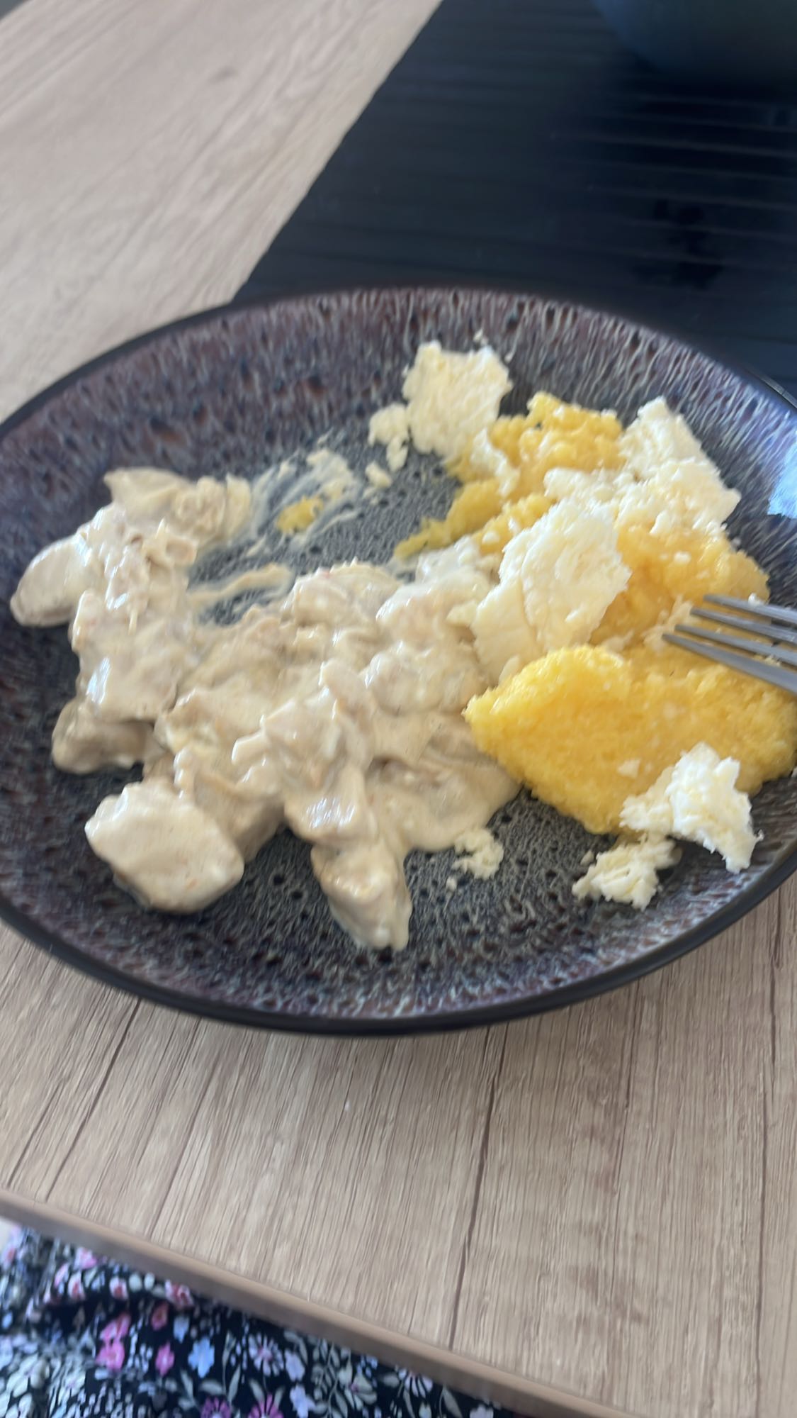 Pui cu mămăligă și smântână