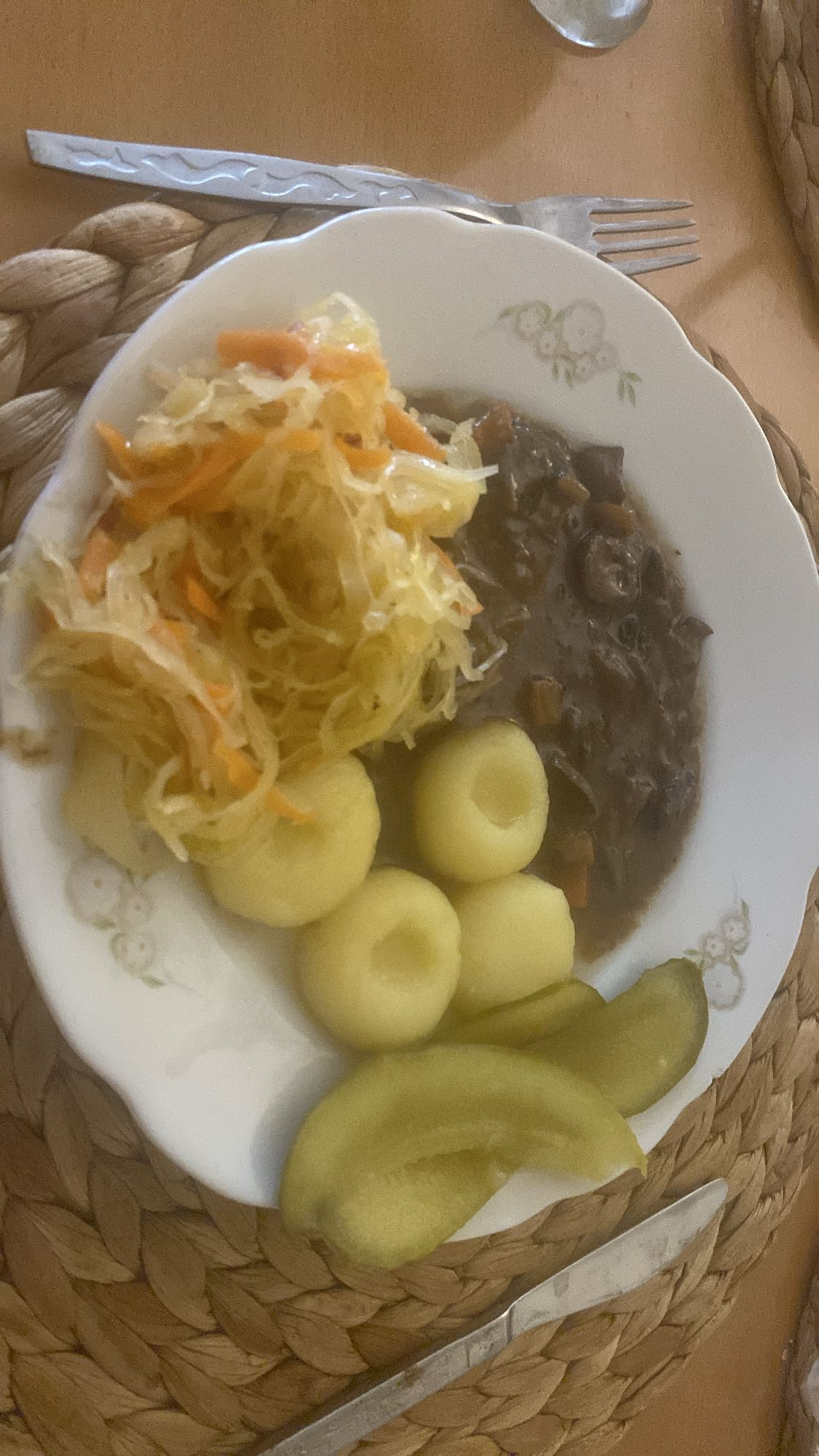 kluski z sosem i surówką