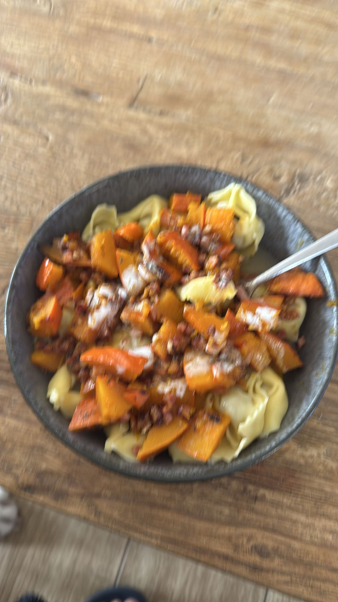 Tortellini mit Steinpilzfüllung, Kürbis und Speck