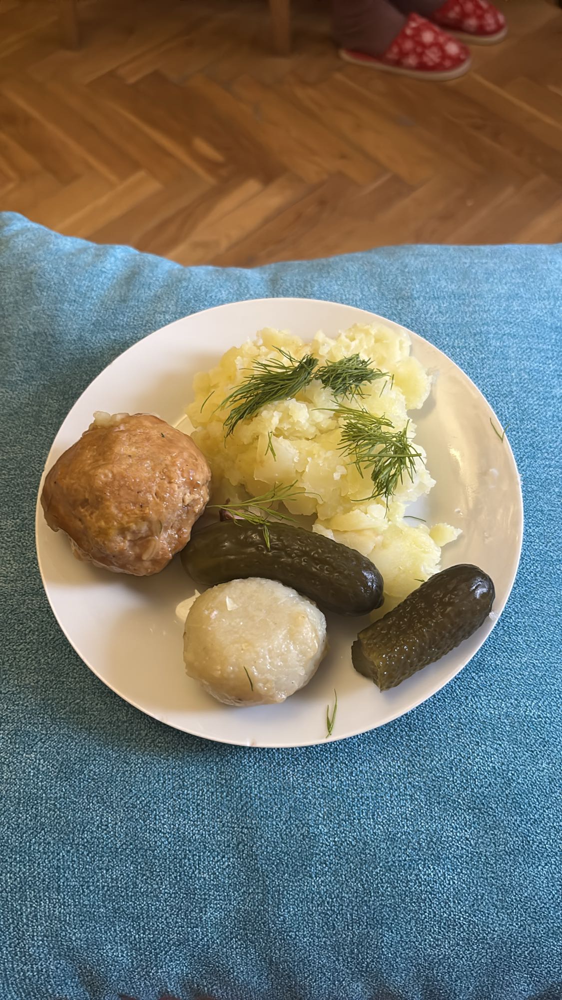Kotlet, ziemniaki, ogórek