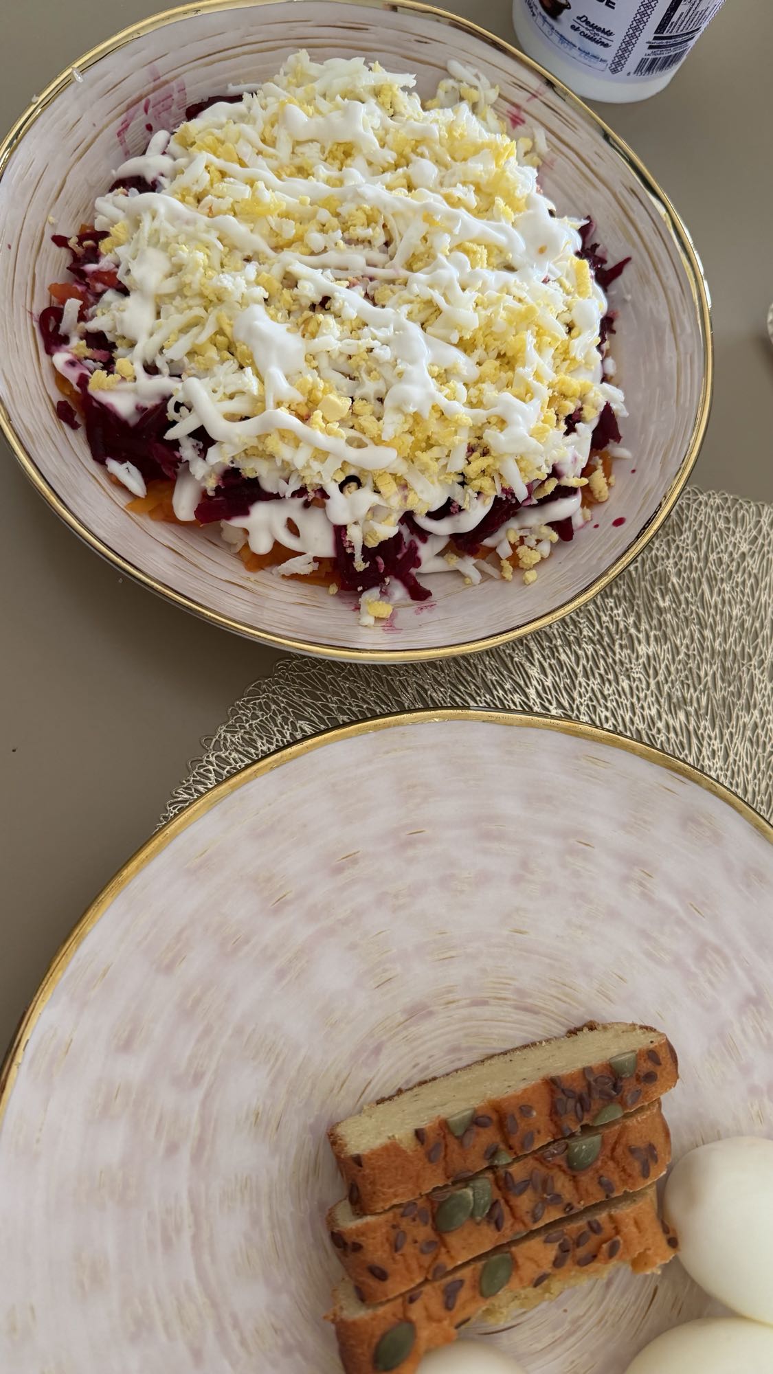 Салат с яйцом и хлебом