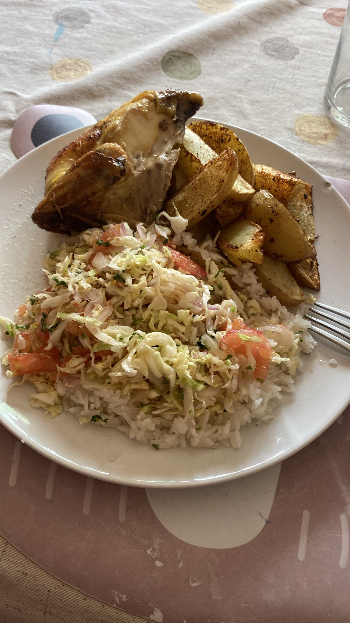Pollo, papas, arroz y ensalada