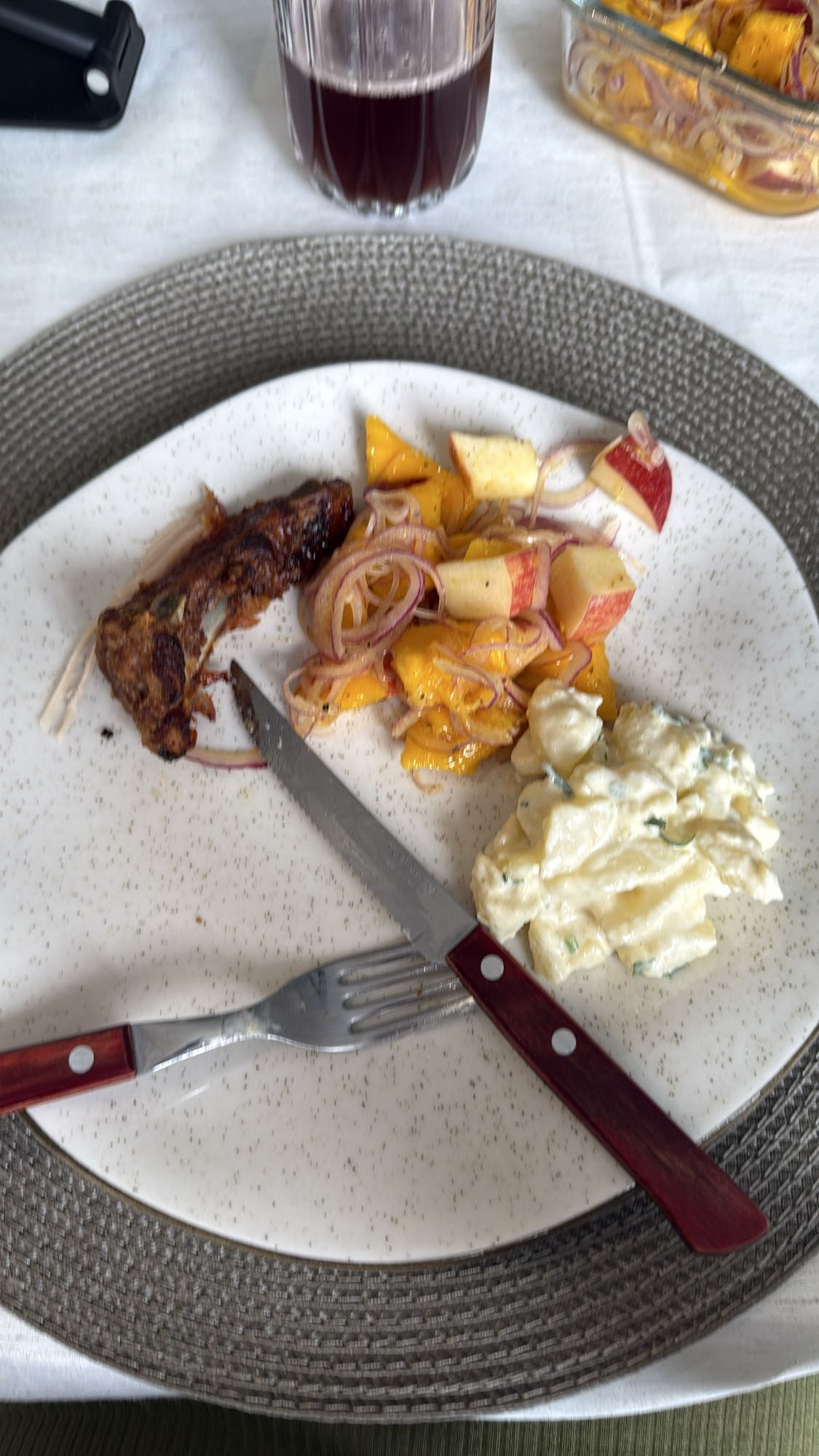 Costela, salada e maionese