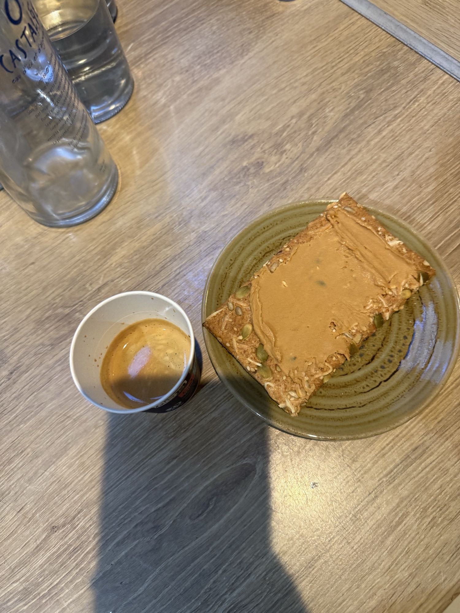 Tartine beurre de cacahuète et café