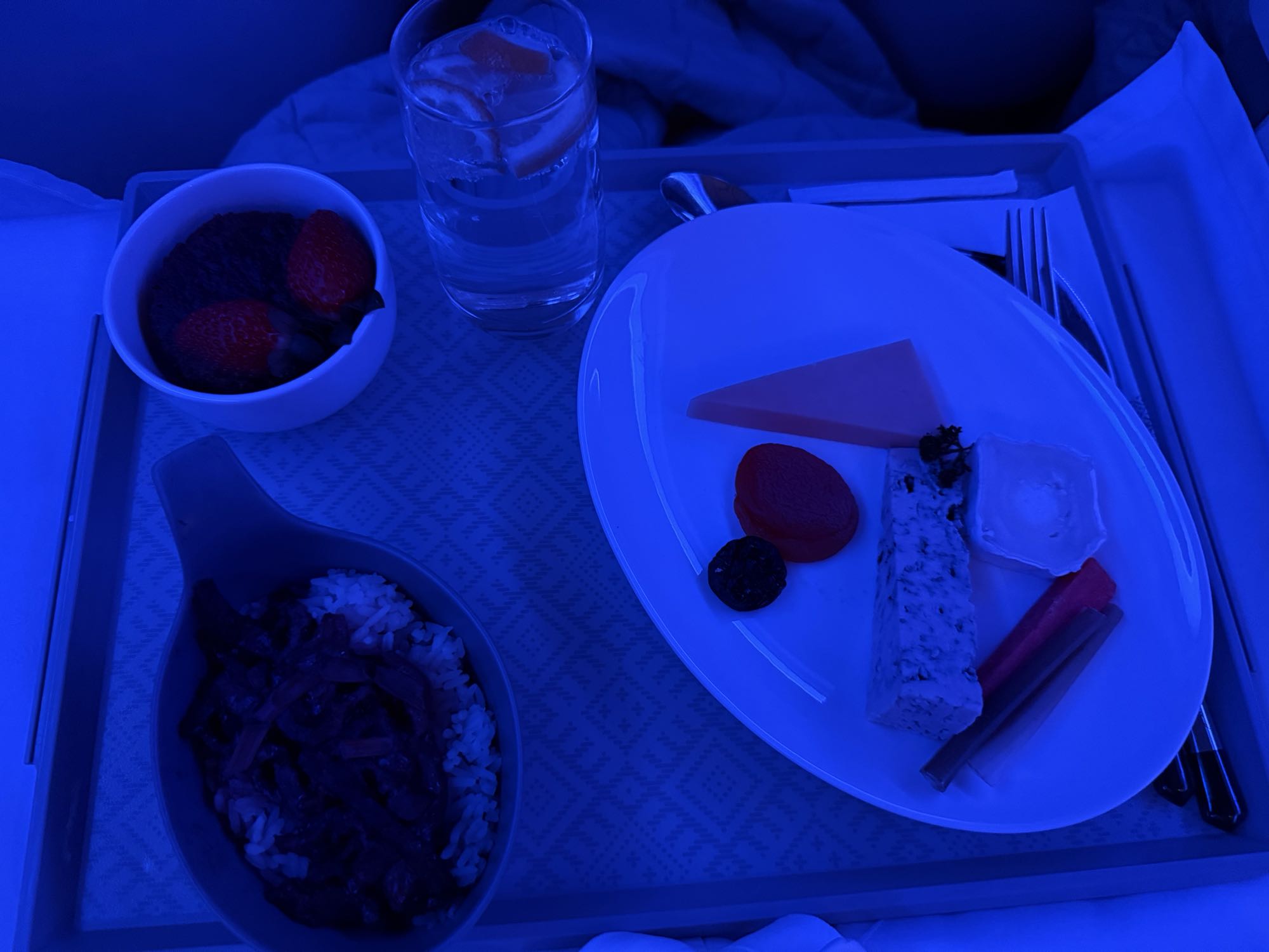 рис с говядиной и сырная тарелка