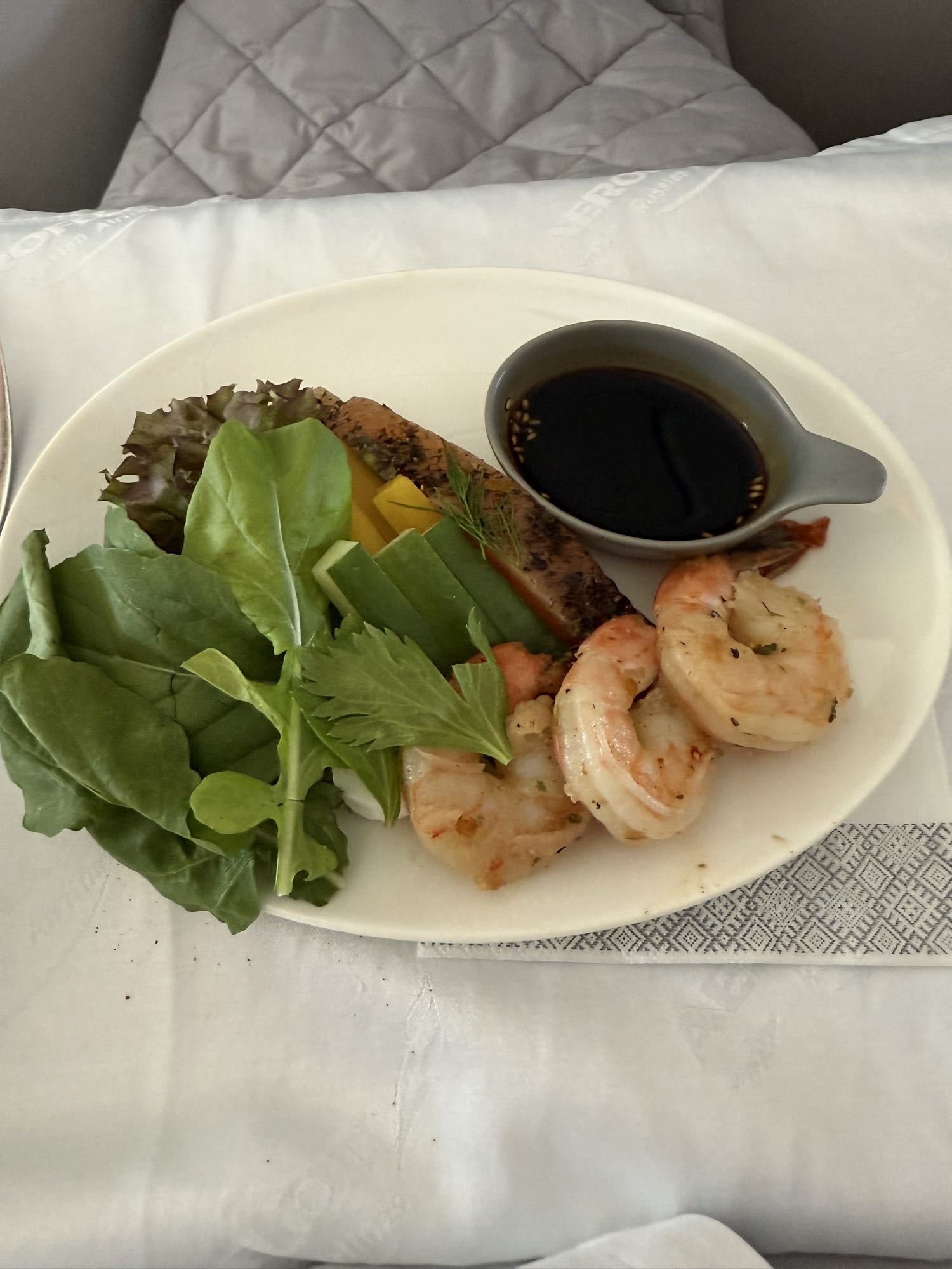 Креветки с овощами и соусом