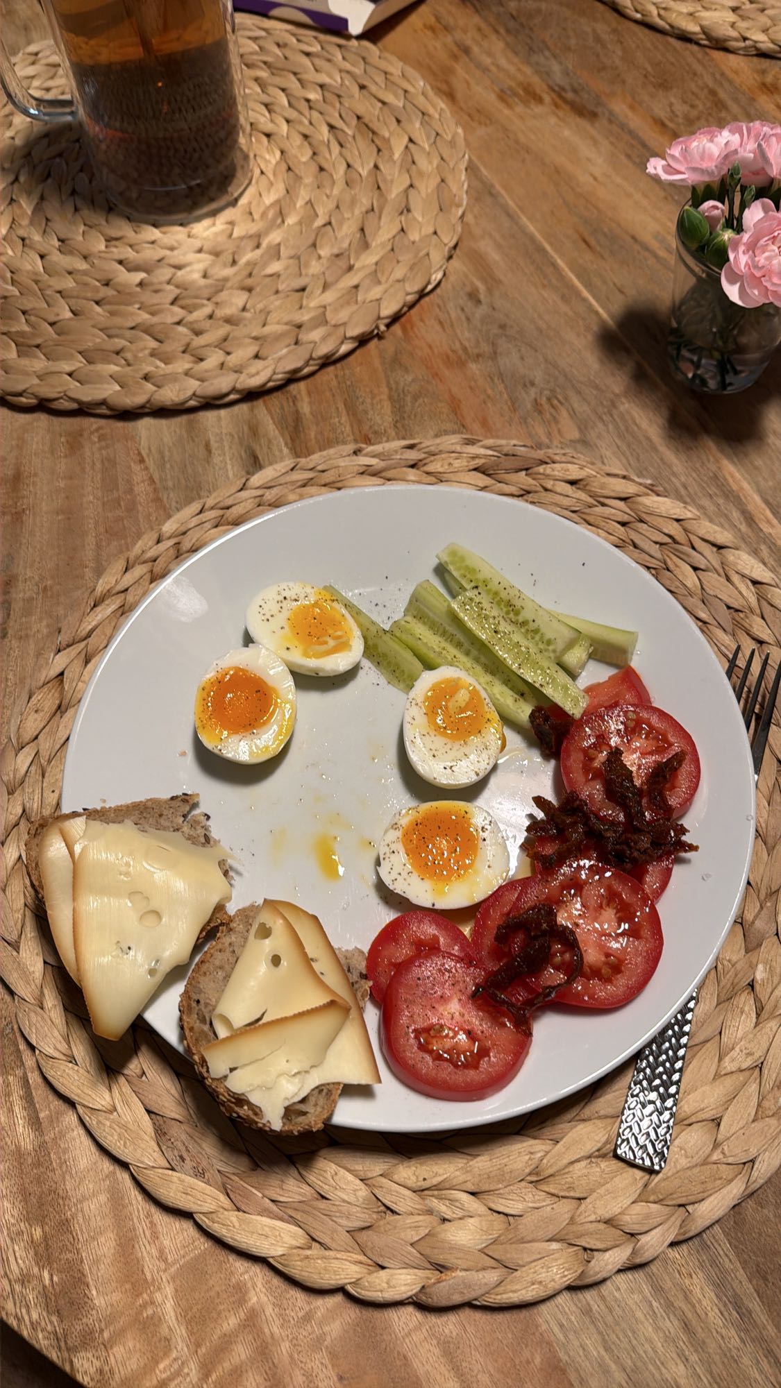 Jajka, warzywa i ser na chlebie